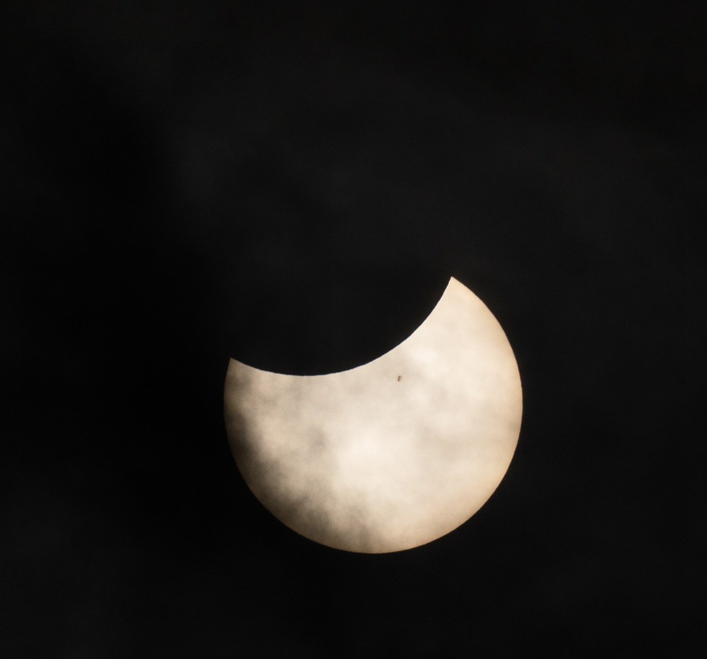 Those pesky clouds stepped aside to give us a little glimpse of the drama. #eclipse #lavenderlanemedia #quintewest