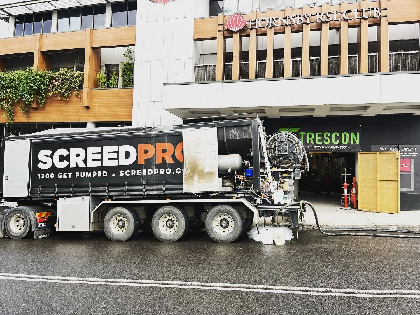 Pump-day for the boys at @trescon.au with the one and only @screed_pro 💪