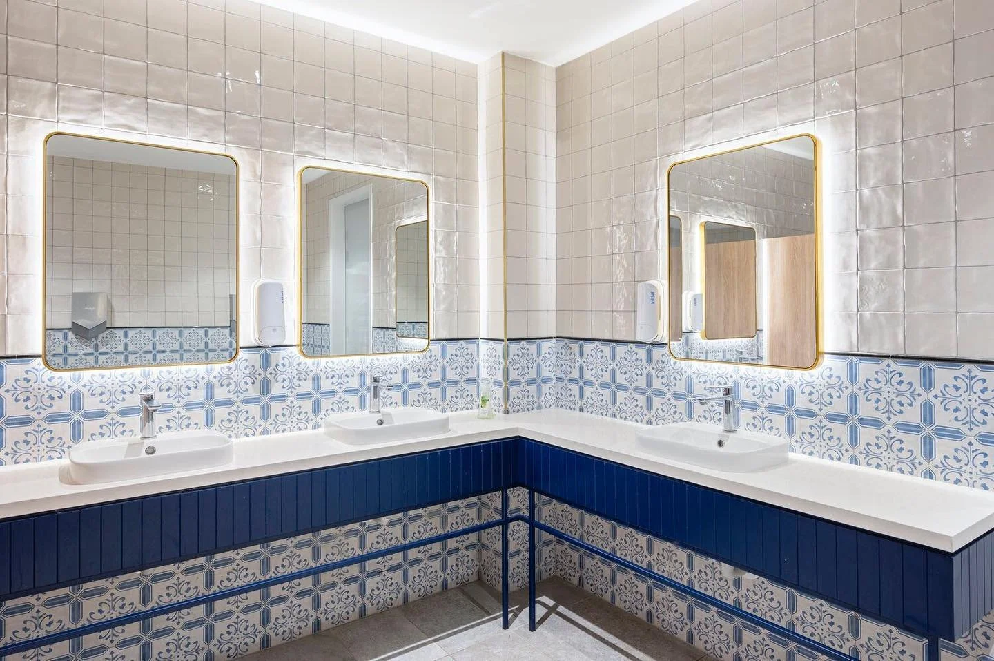 Beachcomber Hotel
Installation of over 4000 sqm of tiling completed at Beachcomber Pub, Toukley. Working with tight deadlines, saw an average man count of 15 tilers, daily, till project completion. 
Extensive tiling work ranging from Sandstone Pavin