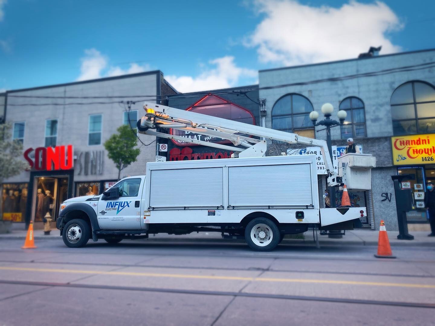 We service all of #toronto and the GTA! 
Need an electrician? Open for calls 24/7
📱289-315-1944 ⬅️⚡️🔌
&bull;
&bull;
&bull;
&bull;
#electrician #electrical #contractor #downtowntoronto #downtown #contractorsofinstagram #wires #influx #lighting #sign