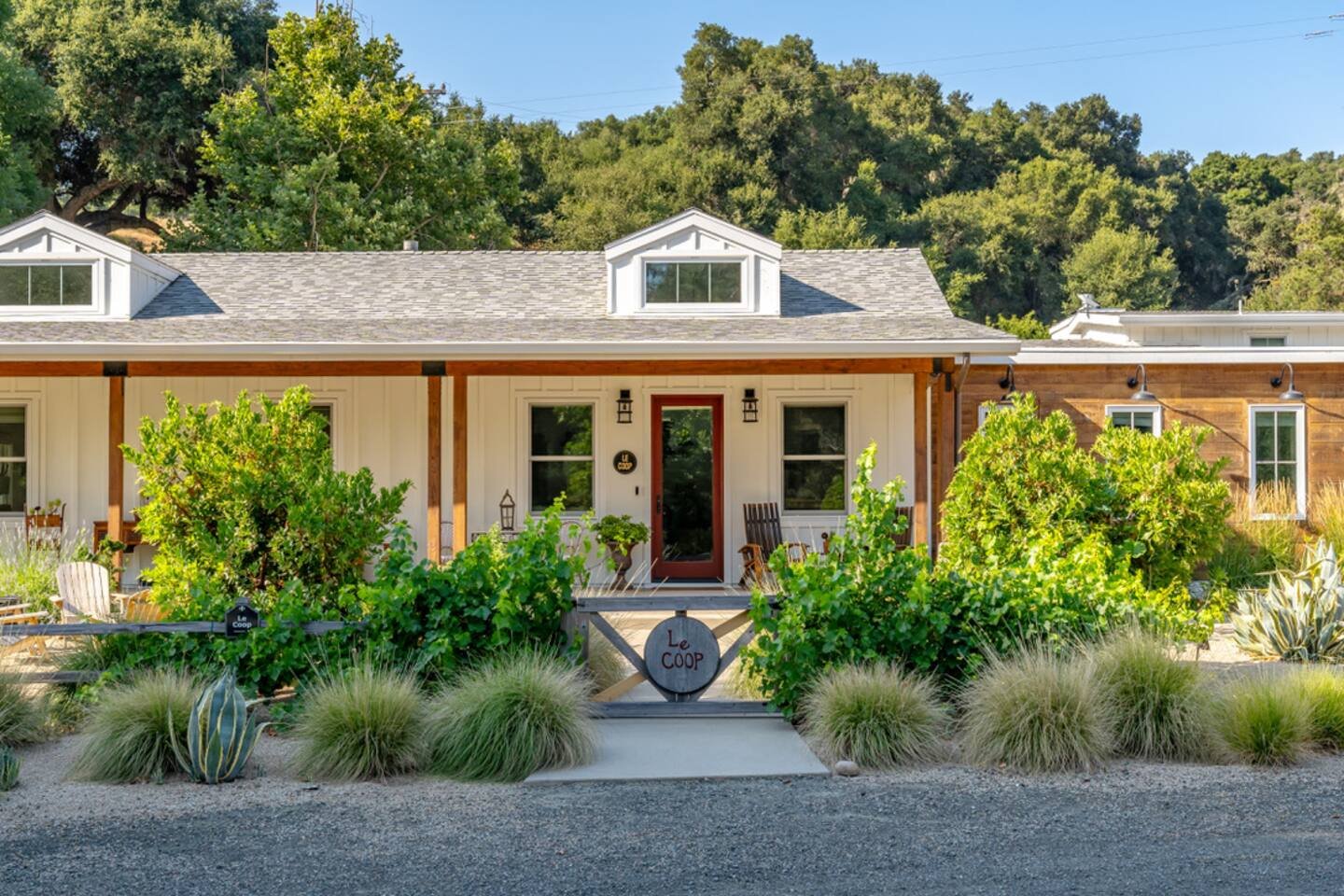 Le Coop at Farm Blanc et Rouge with Cal King bed, daybed, and one bath. Sleeps up to 3 guests in a cozy wine country retreat.