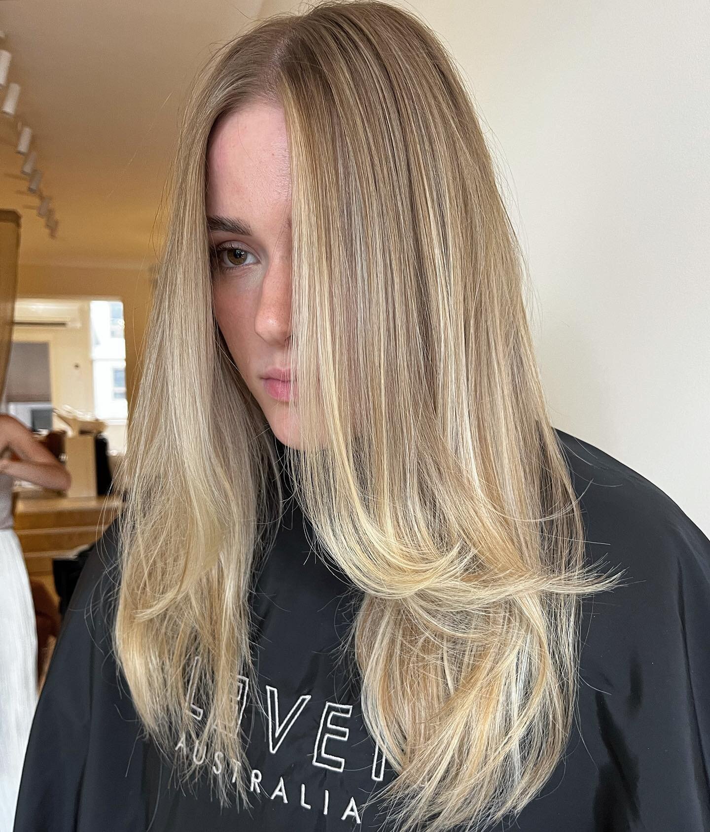Swipe to see the before we are absolutely here for the flick hair moment 🤩

#salthair #newcastlehairdresser
