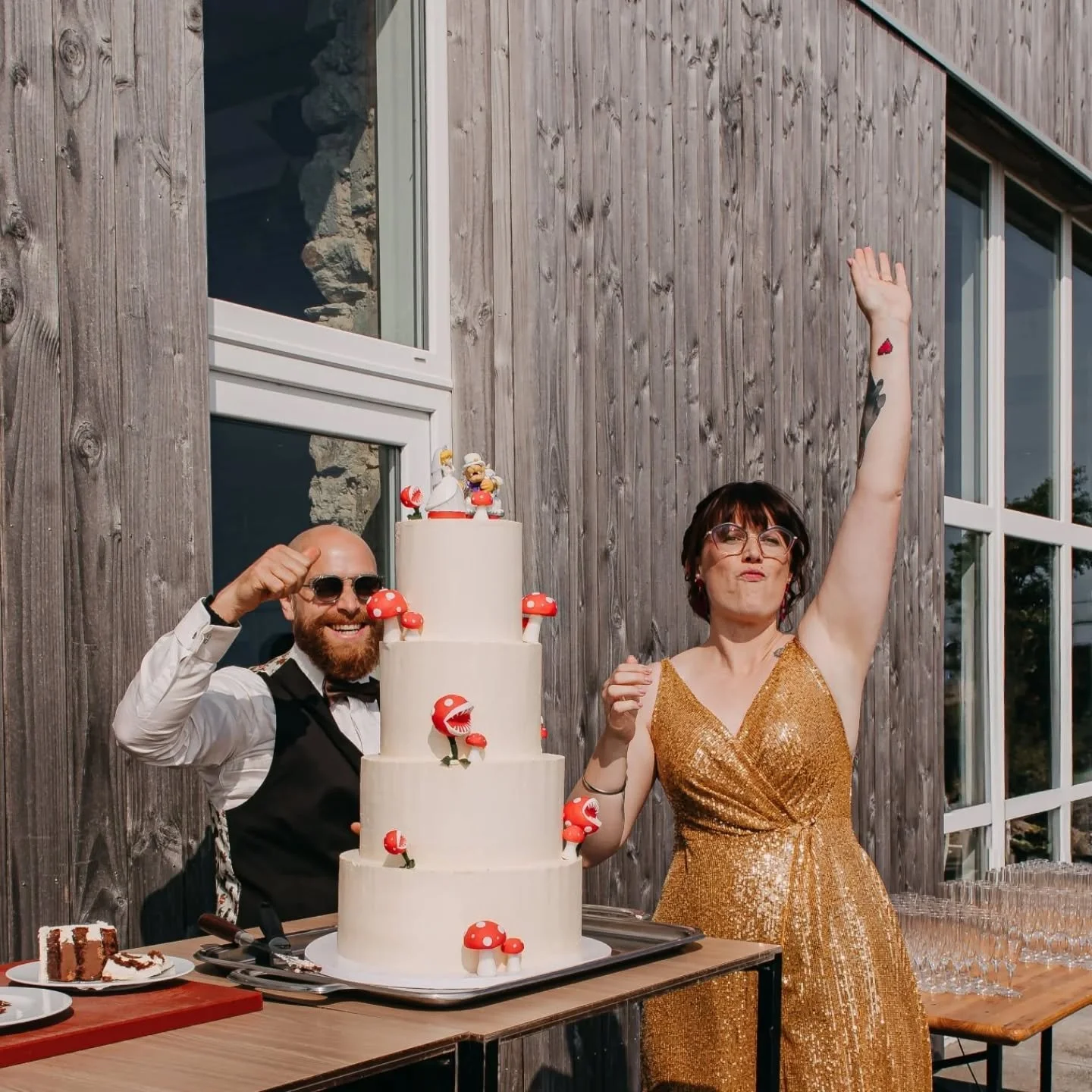 Il y a un an nous &eacute;tions (mon ch&eacute;ri et moi) &agrave; l' &eacute;norme brunch fait par @la.crevette.bleue (j ai pas de photos mais c &eacute;tait ouffissime) apr&egrave;s une journ&eacute;e de mariage/kermesse. 
Un mariage avec un dress 