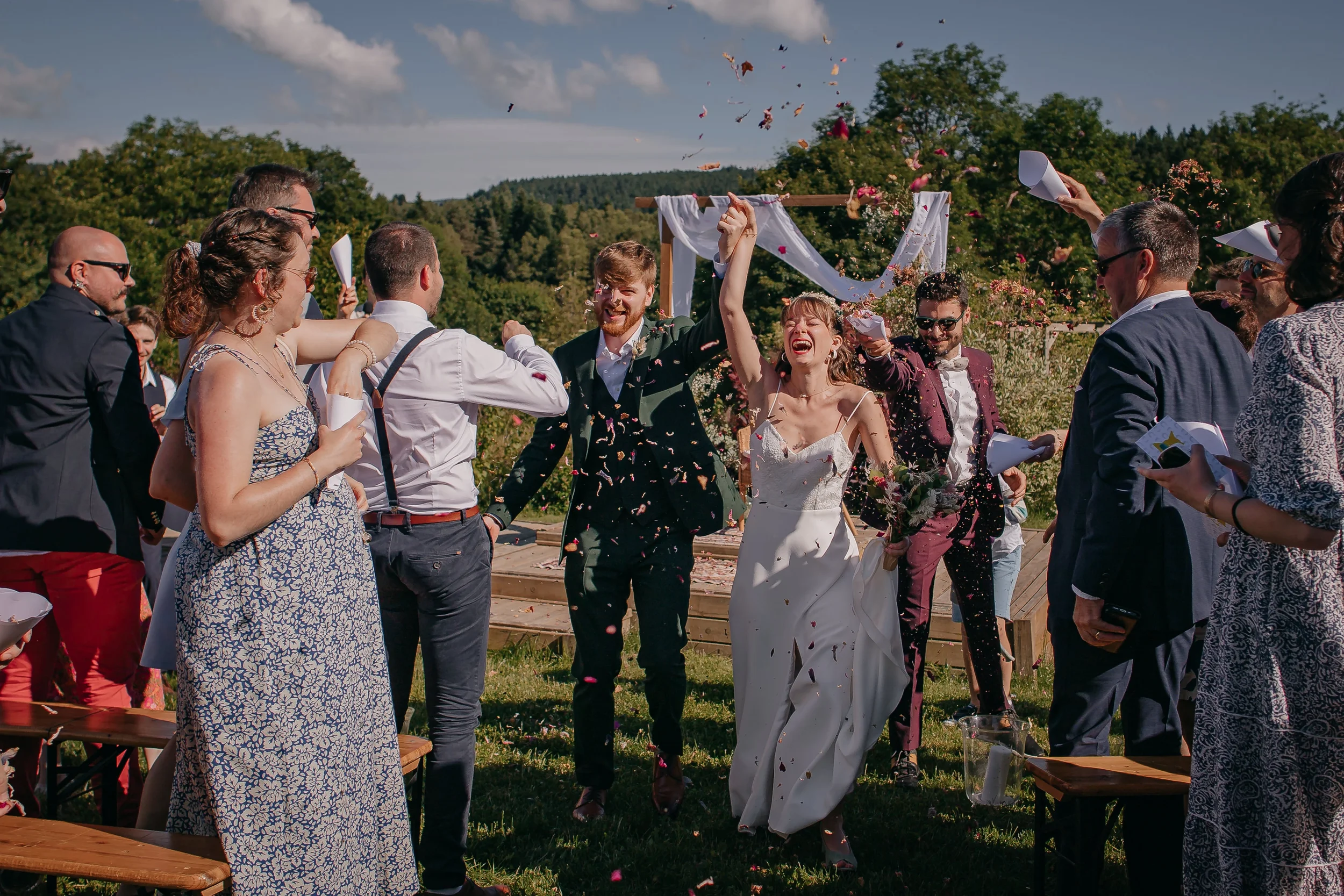 Photo de sortie de cérémonie d'un mariage laïque