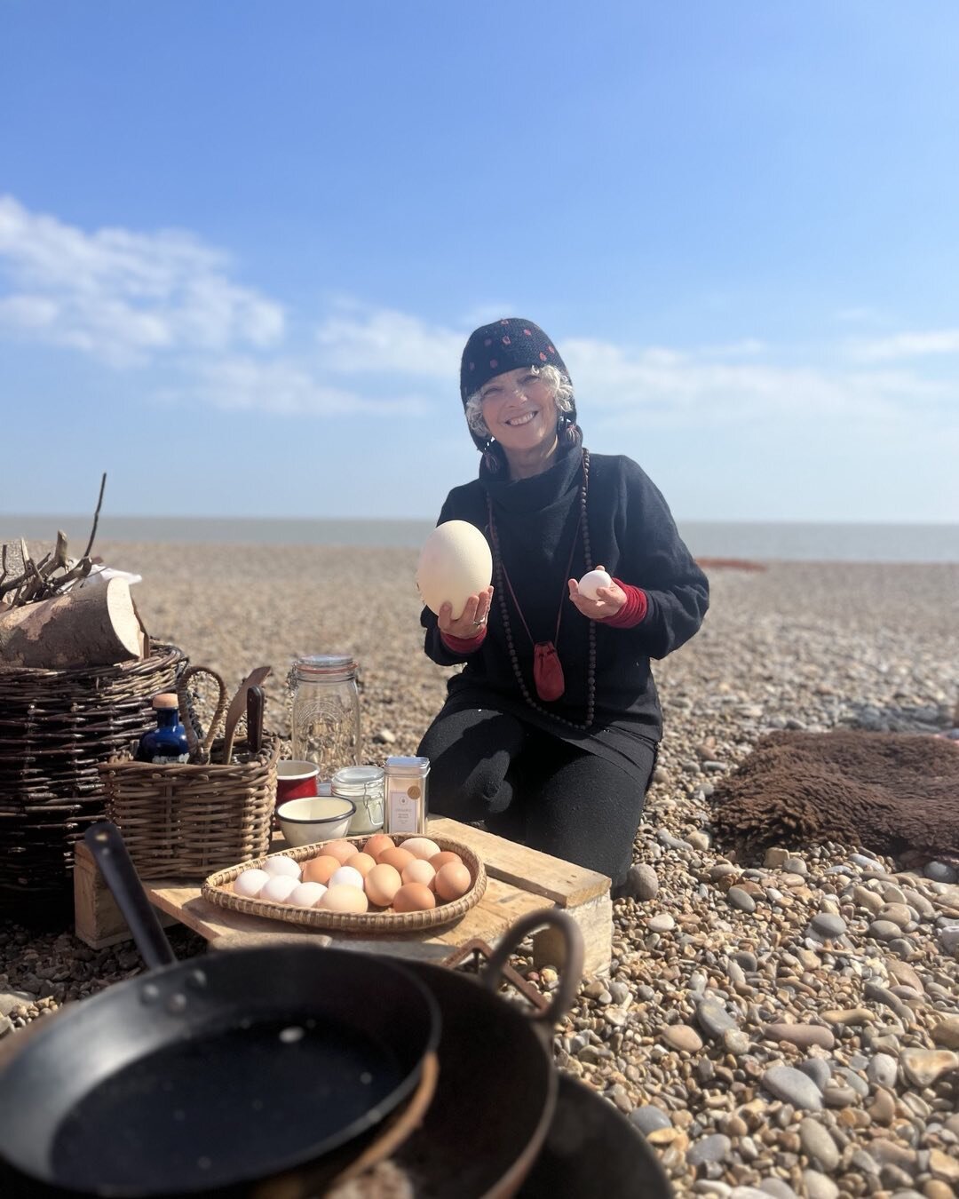 Miche Fabre Lewin cooks her Ecological Omelette for Lookout Cookout. Tasting today 12 - 2pm at the Aldeburgh Beach Lookout @caroline.wiseman.16 @studiofabrehardy @davidbaldry  #art  #food