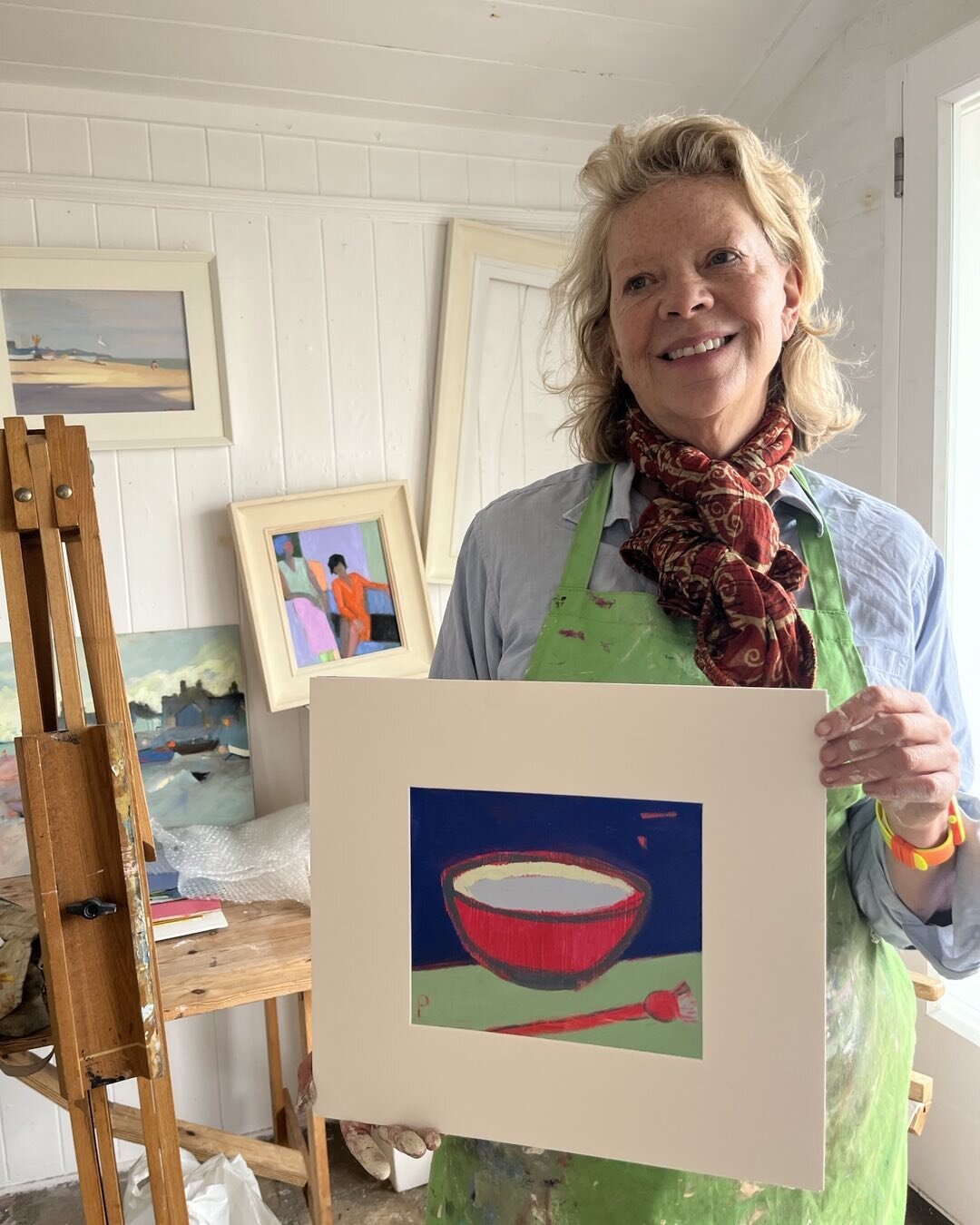Sarah Muir Poland at the Aldeburgh Beach Lookout holding her painting for Lookout Cookout and preparing for her recipe tasting tomorrow morning 9.30- 11.30 am, all welcome!  @sarahmuirpoland @david.baldry #art #aldeburgh