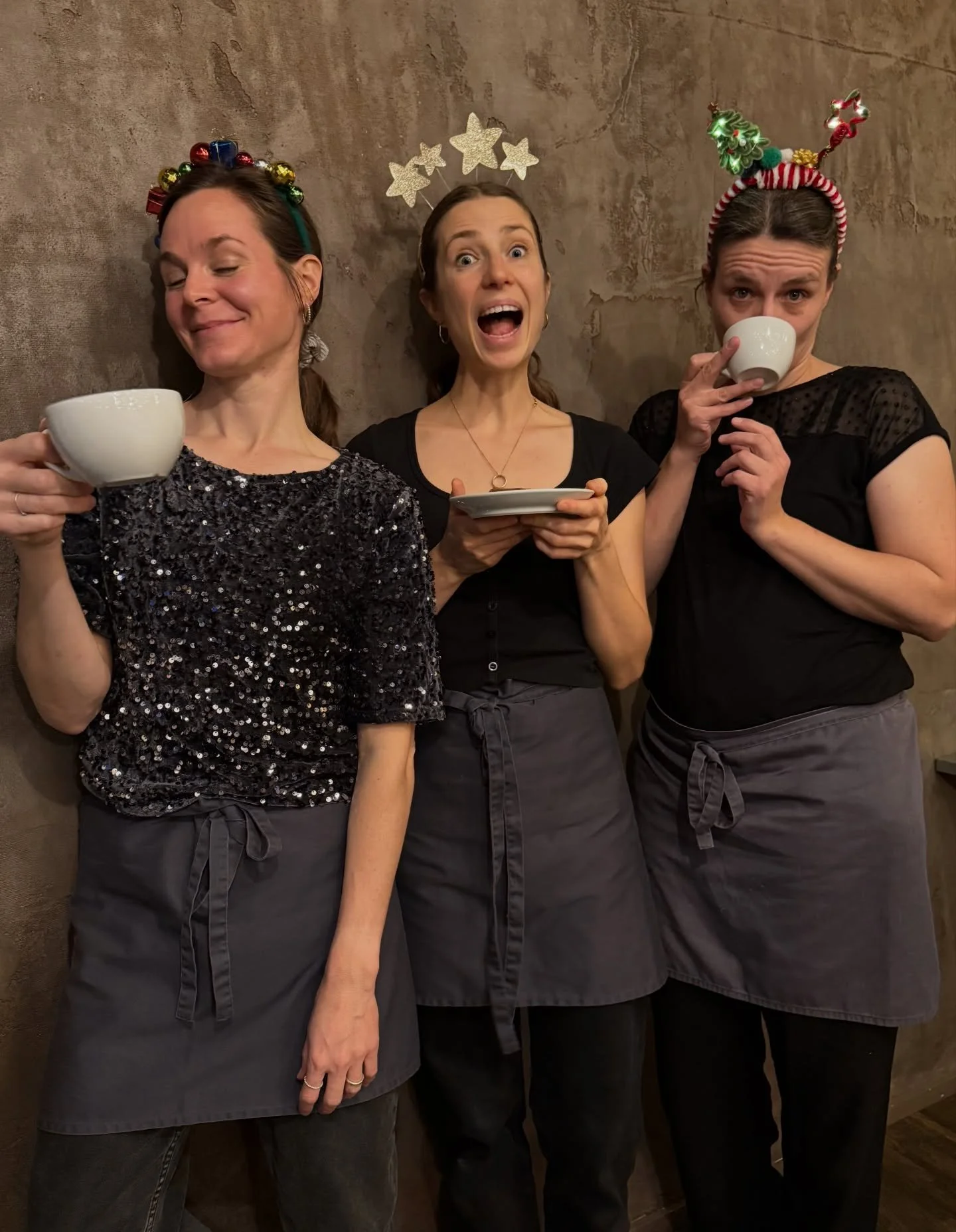 Zwischen Glitzer, Sternen und Weihnachtsm&uuml;tzen stossen wir auf die kleinen Pausen an, die Grosses bewirken. 🎄✨

Danke f&uuml;r ein Jahr voller Begegnungen, Gespr&auml;che &amp; guter Taten.

Frohe Weihnachten von uns im COFFEE&amp;DEEDS.
M&ouml