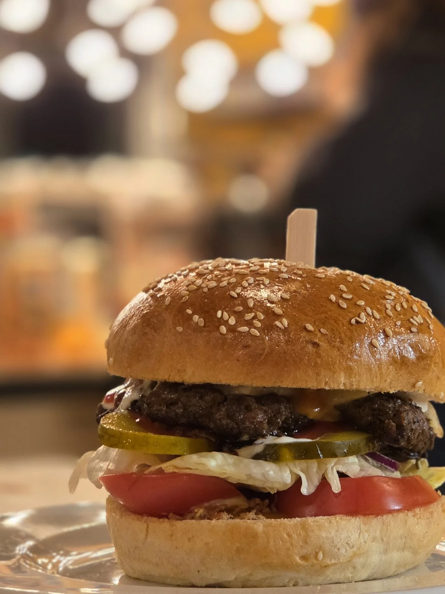 Donnerstag ist unser Burger-Abend! Stell dir deinen Lieblingsburger zusammen; mit schweizer Rindfleisch oder veganem Linsen-Quinoa und den Toppings und Saucen, die du am liebsten magst 🍔