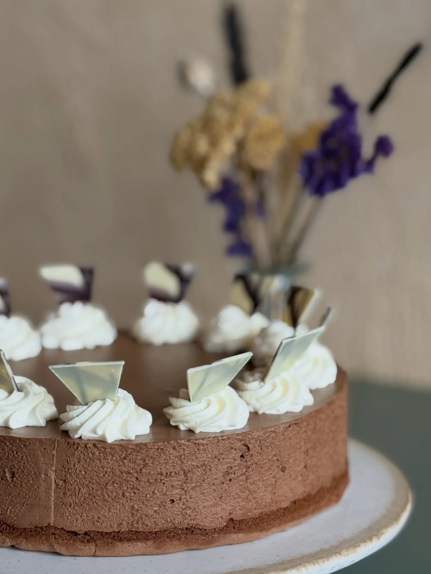 Schokoladenmousse-Perfektion. 

So schmeckt Gl&uuml;ck bei uns 😍
Kommt vorbei &ndash; wir freuen uns auf dich. 

Kuchen by Esther