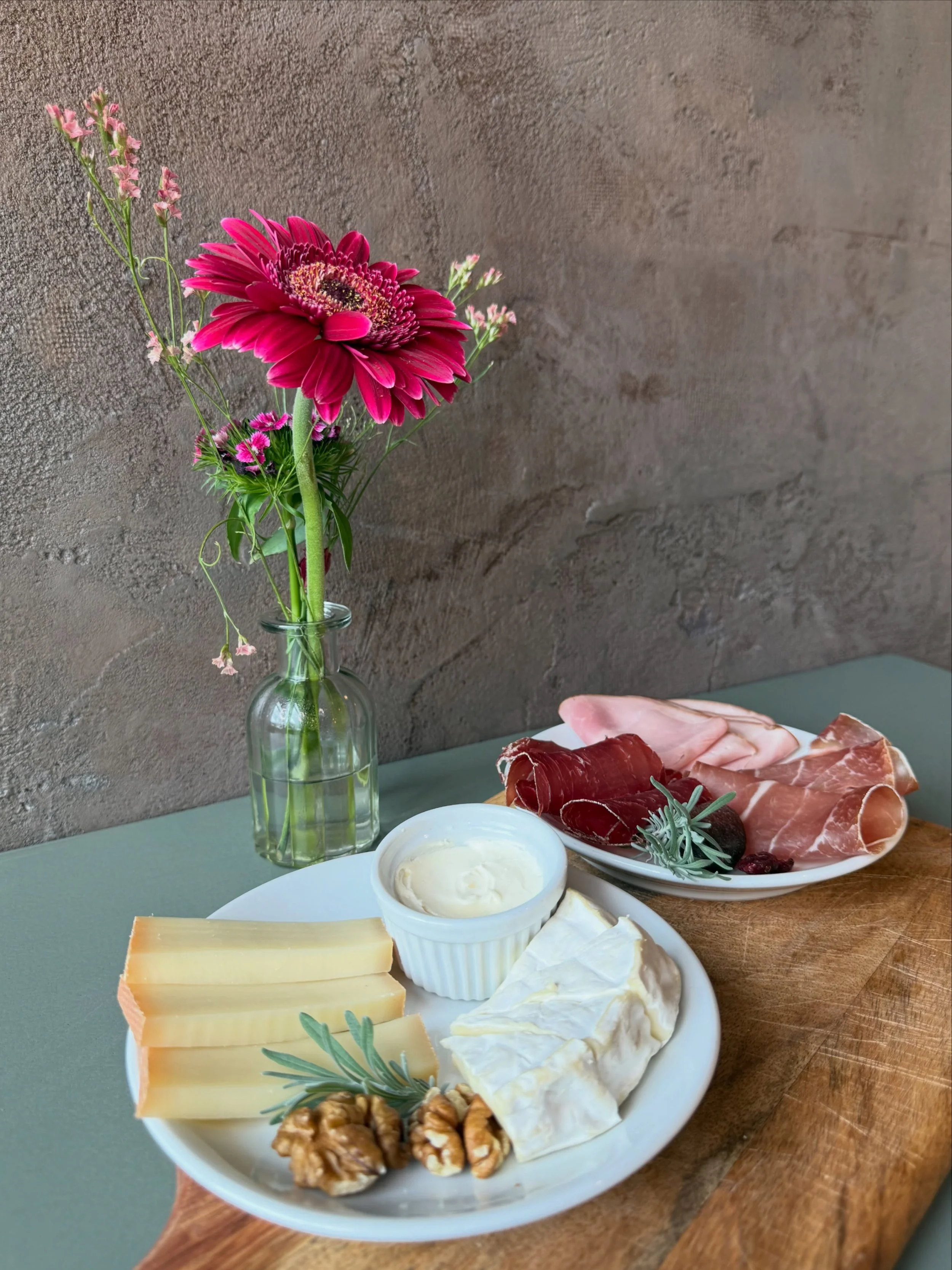 S&uuml;ss oder herzhaft? Warum nicht beides. 🥐🧀
Unser Brunch l&auml;dt zum Teilen, Probieren und Geniessen ein. Wir freuen uns auf euch 💛