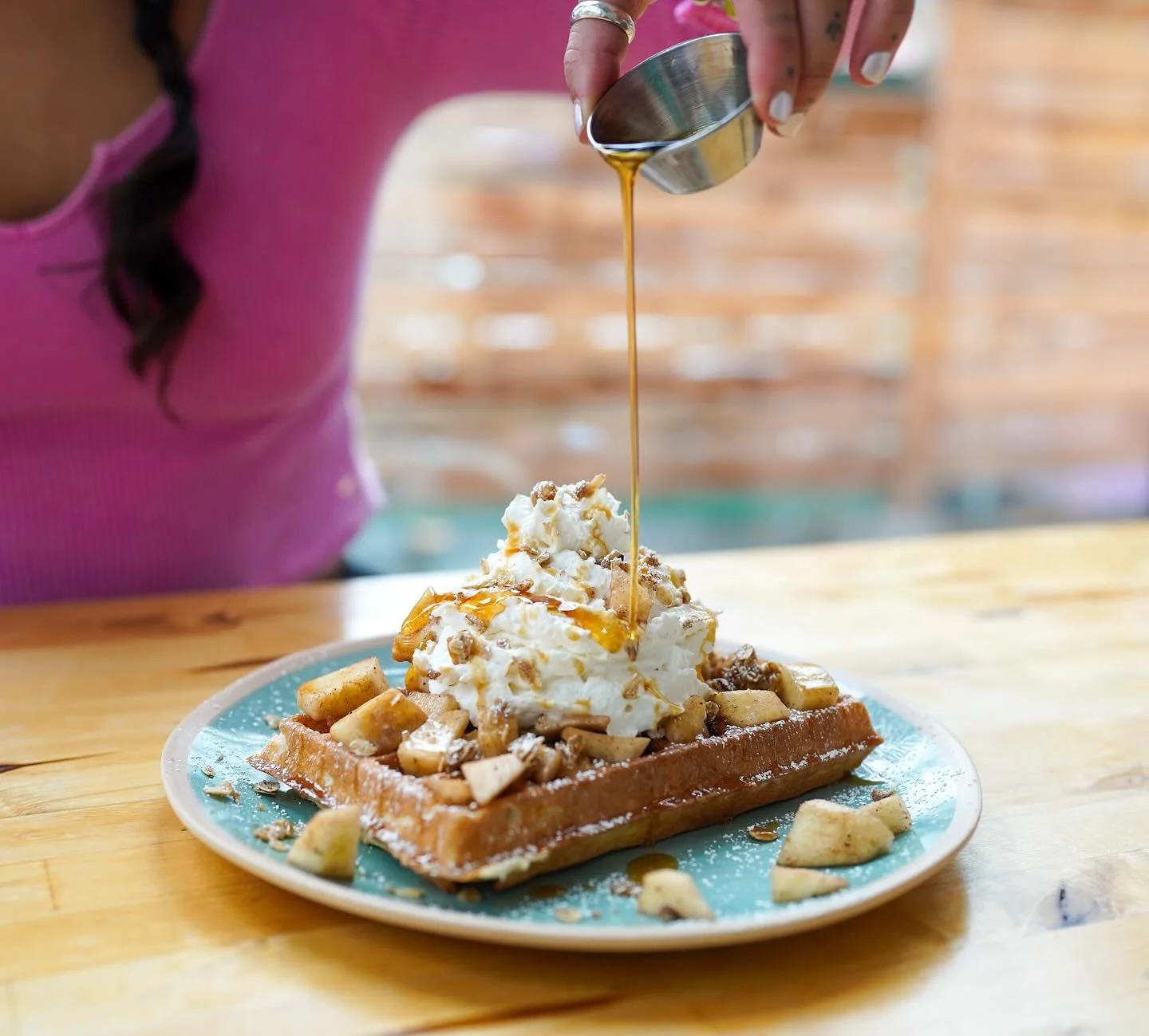 The second I get an excuse to wear a beanie and take basic photos at the pumpkin patch (guilty 💅🎃), you know it’s time for this fan favorite to make a comeback 🍂
🔥 WAFFLE OF THE WEEK(ish) 🔥
🍎👖 Apple Bottom Jeans 👖🍎
👉 Warm Apple Pie