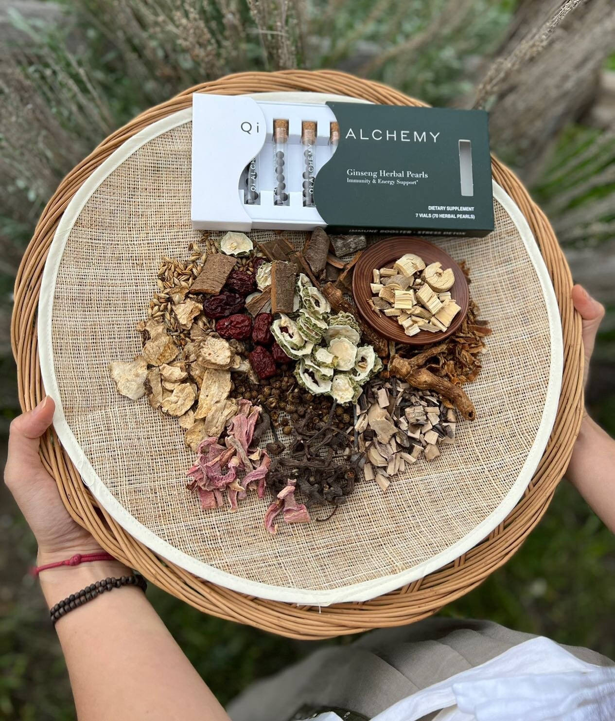 Swooning over this ingredient list 🤭🌿 Just to list a few of our all-star herbs:

〰 Ginseng: contains anti-aging antioxidants for the skin 
〰 Licorice Root: cleanses the respiratory system 
〰 Ginger: treats nausea and improves brain function
〰 Magno