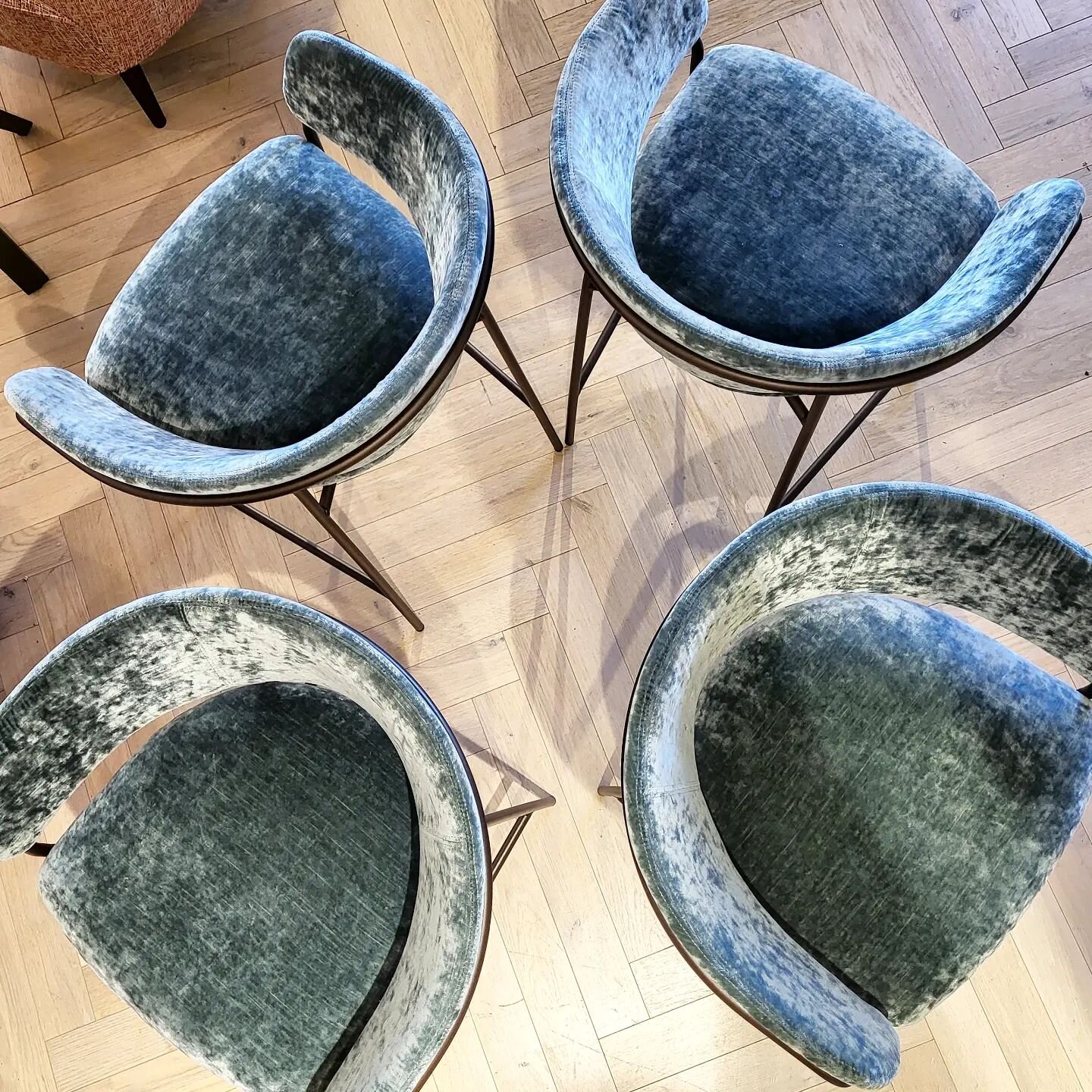 R&eacute;fection de tabourets en velours  Pierre Frey x Fadini Borghi.
Accompagn&eacute;s des moutons @michelaudiardsculpteur 🐑🥰

@lamaisonpierrefrey #upholsterer #upholstery #tapissierdecorateur #tapissier #tapisserie #si&egrave;ge #seat #velours 