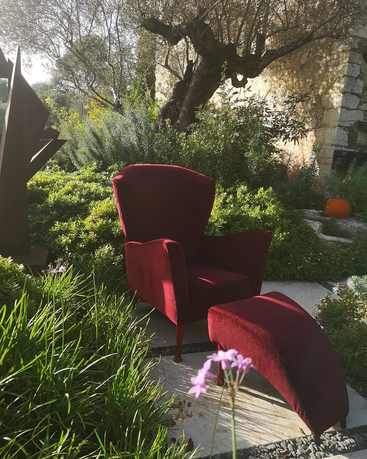 Fauteuil contemporain avec repose pied tissus @nobilis_paris
Massimo
#lestapissiersassocies #saintpauldevence #frenchriviera #tapissierdecorateur #homedecor #upholstery #upholsterer #decorationdinterieur