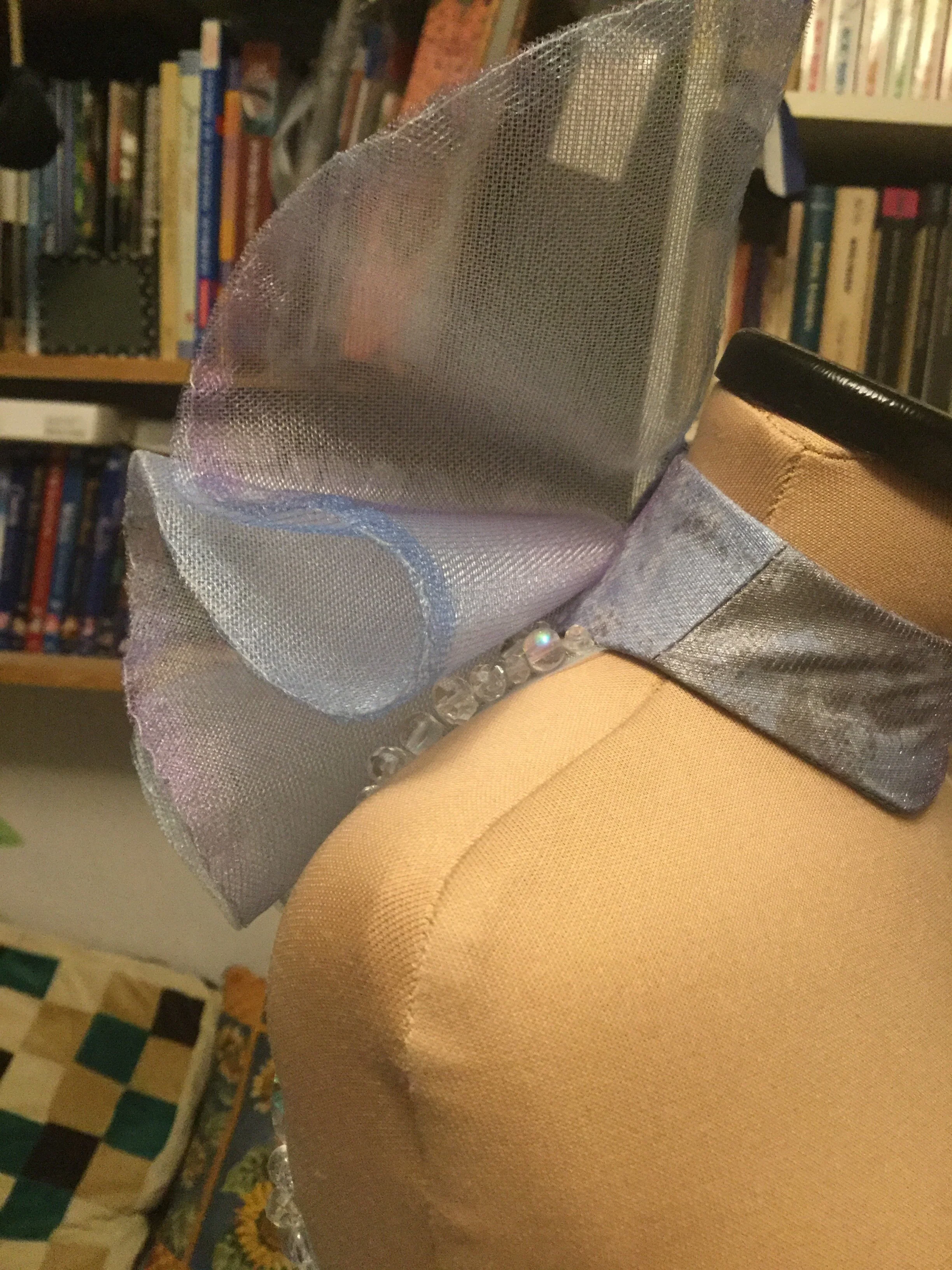 Collar ruffle.