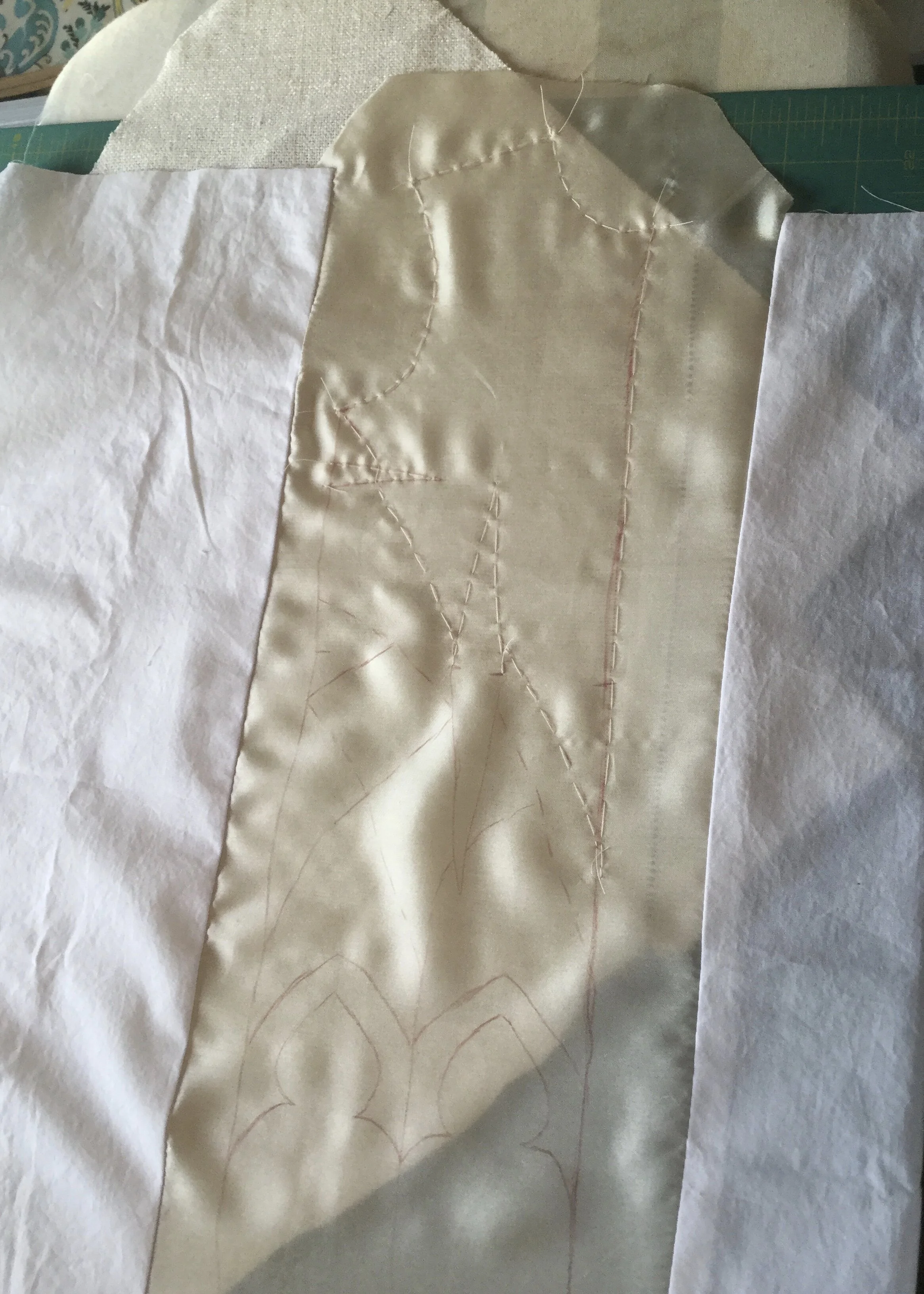 Flat mounting the white silk.