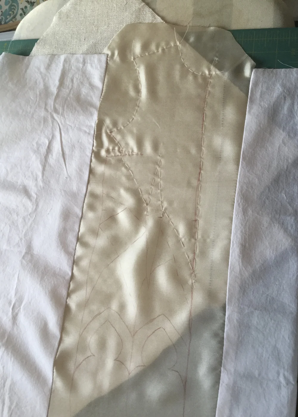 Flat mounting the white silk.