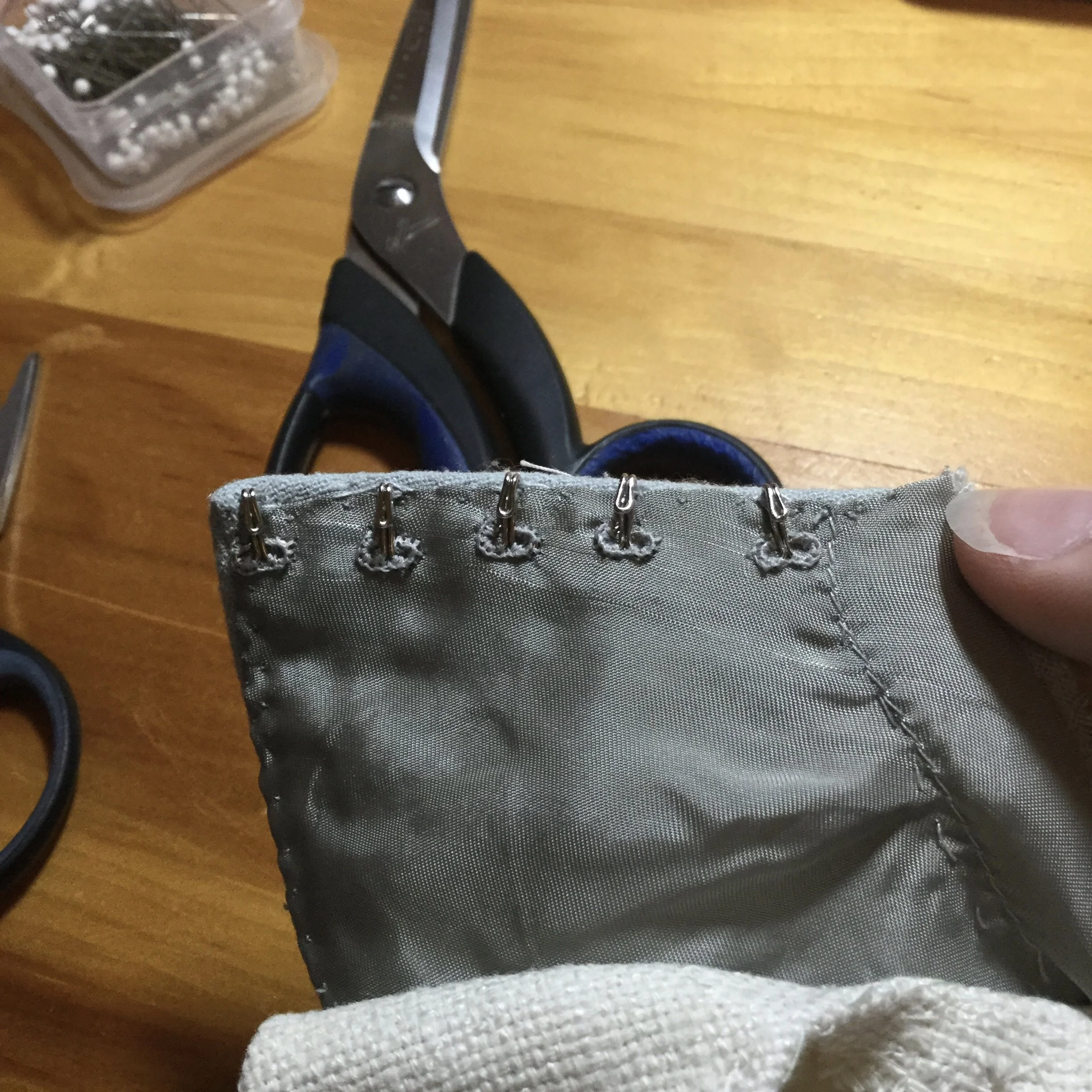 Hooks on the collar side.