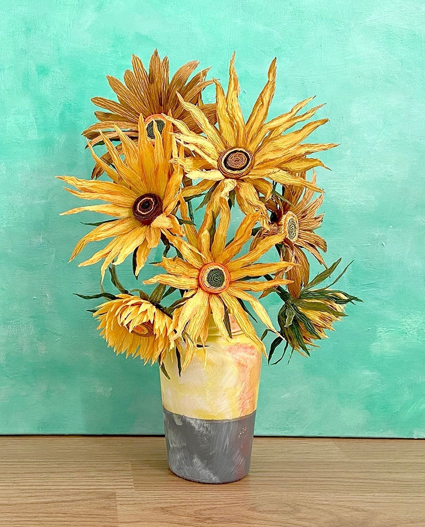 Throwing back our Van Gogh Sunflower to celebrate our first summer weather of the year in London 🌞
.
This is definitely our most popular Painter&rsquo;s Flower.