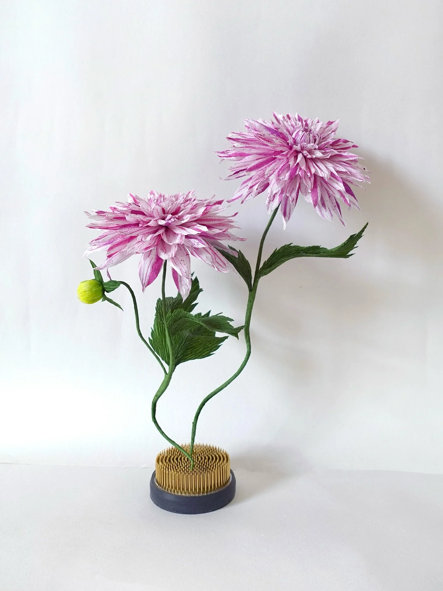 Hey everyone! Back with another project - Cafe au Lait Twist Dahlia! Join us at Ealing Beat @ealingbeat @open_ealing this weekend (last one!). 😊 
.
Borough of Ealing Art Trail 2025, 13-14 Sept, 11-18, Dickens Yard, London. 
.
Our YouTube tutorial is