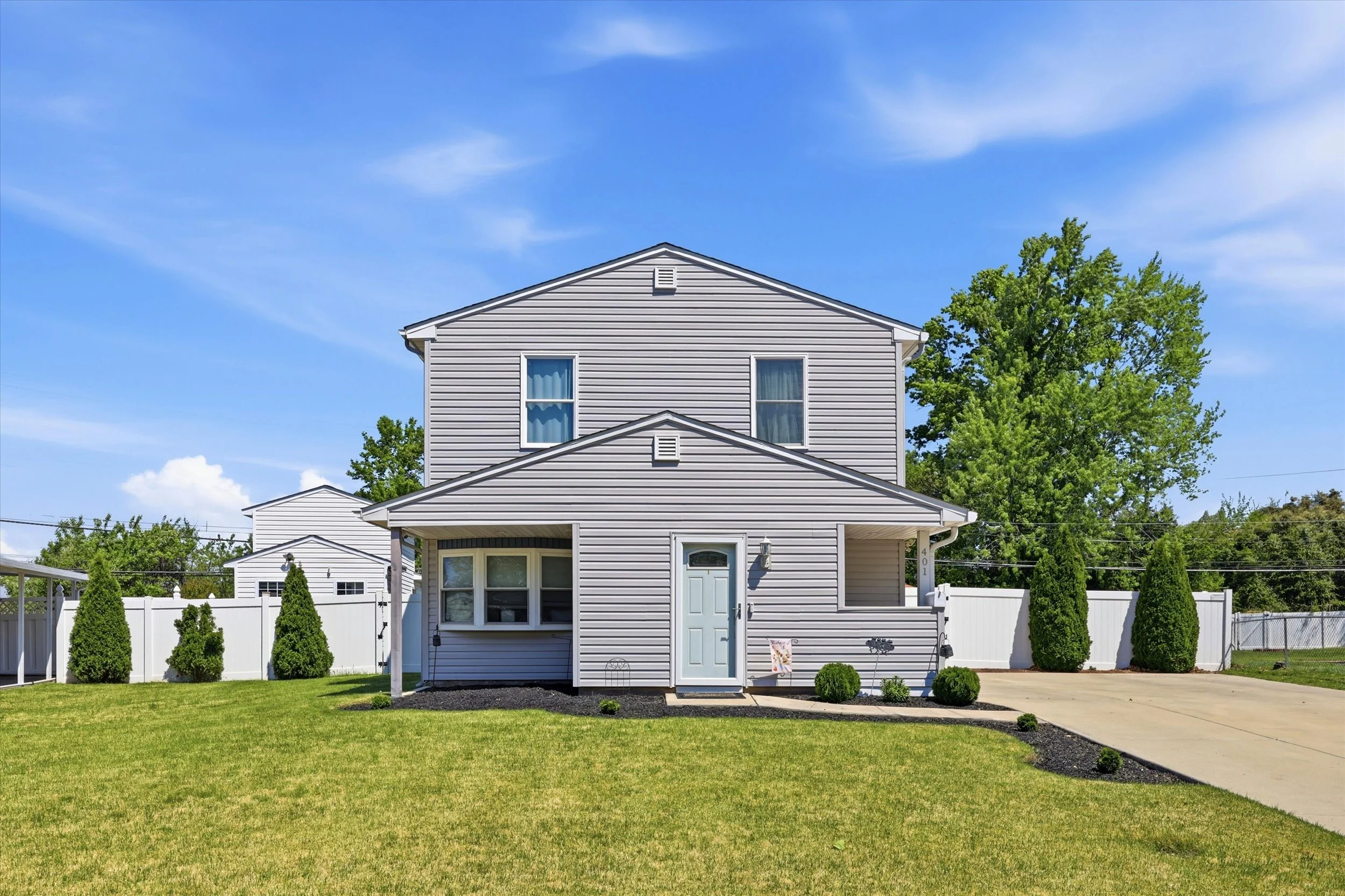 401 Stonybrook Dr, Levittown, PA 19055
