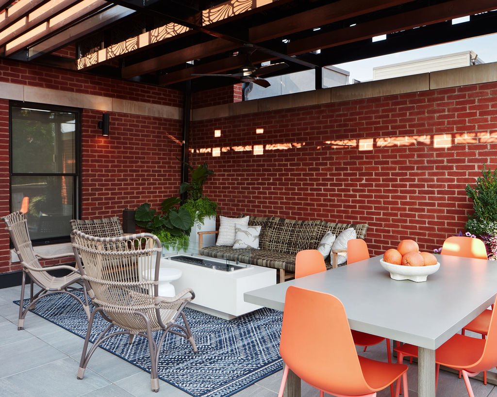 Outdoor Seating and Dining Space in Chicago