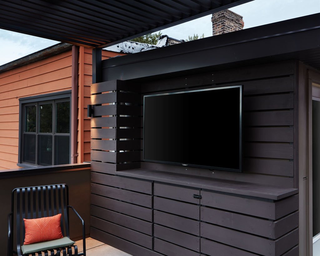 Outdoor TV installation in Chicago