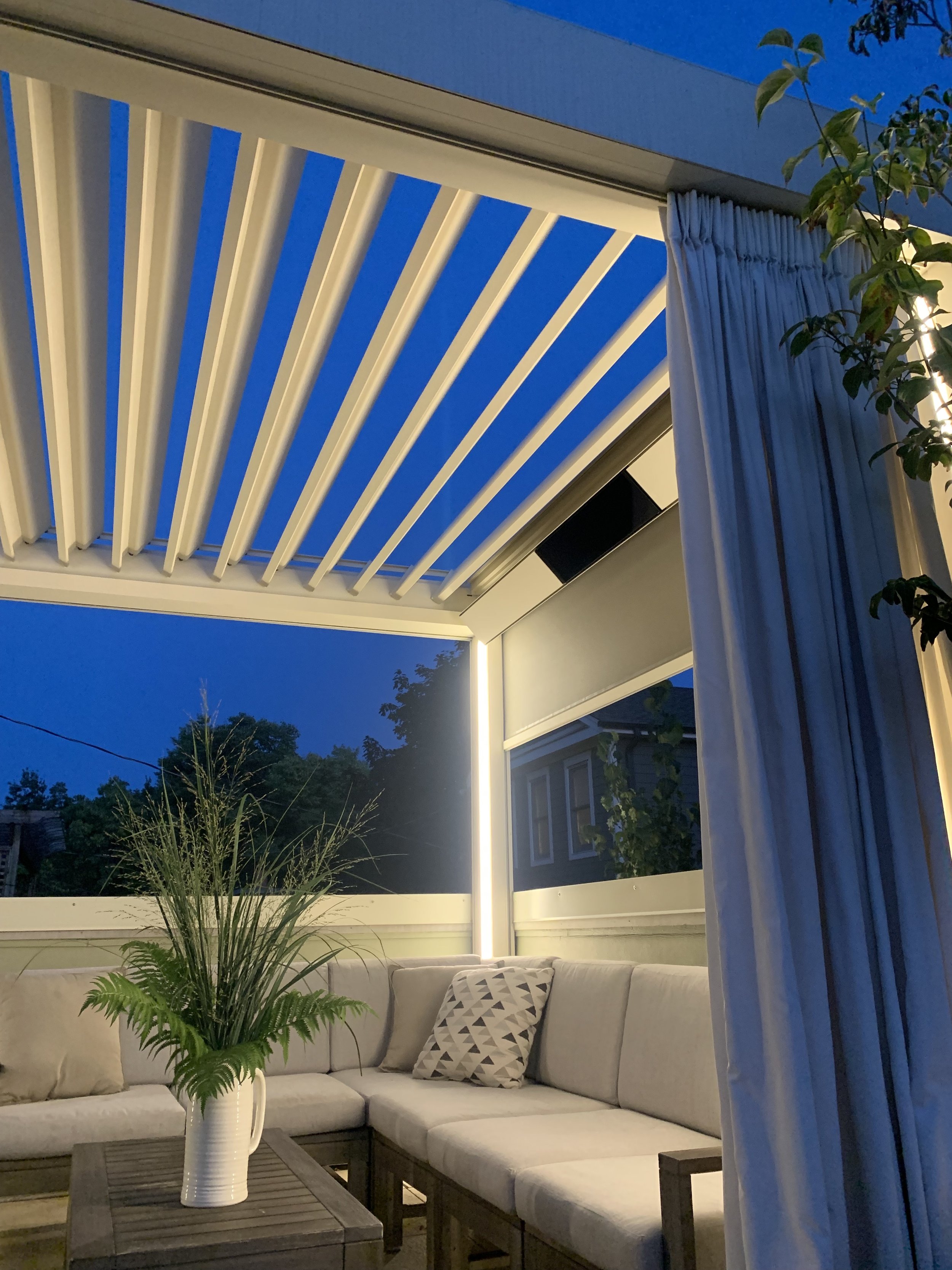 Rooftopia-chicago-lakeview-rooftop-deck-renson-louvered-pergola-luxury-outdoorliving2.jpg