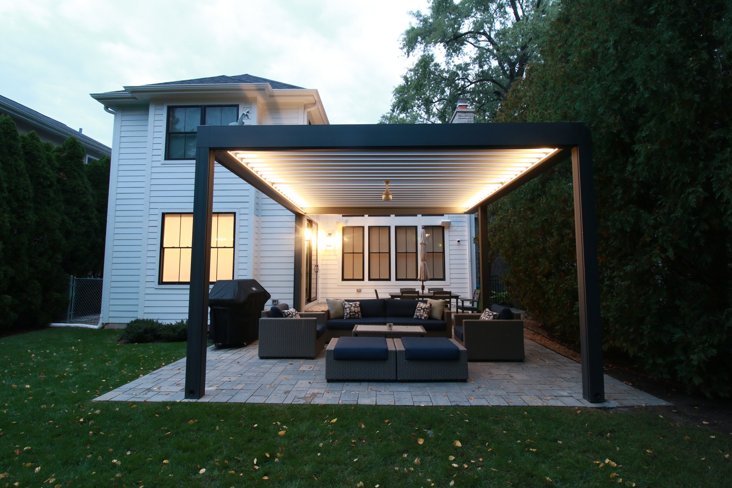 Renson-Rooftopia-chicago-Glenview-pergola-backyard-bbq-patio-landscape.JPG