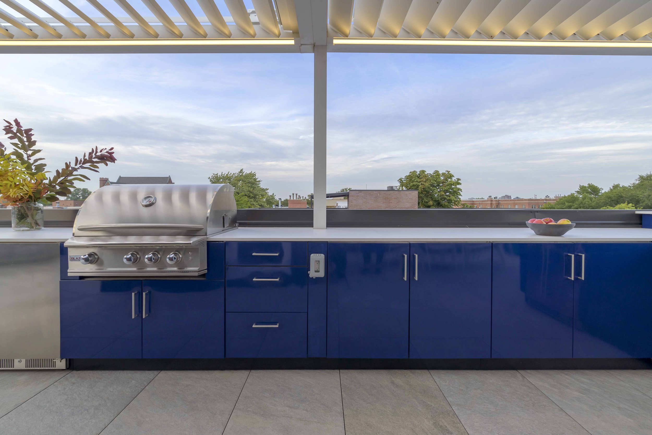 Rooftopia-chicago-lakeview-outdoor-kitchen-danver-cabinets-dining-rooftop-deck.jpg
