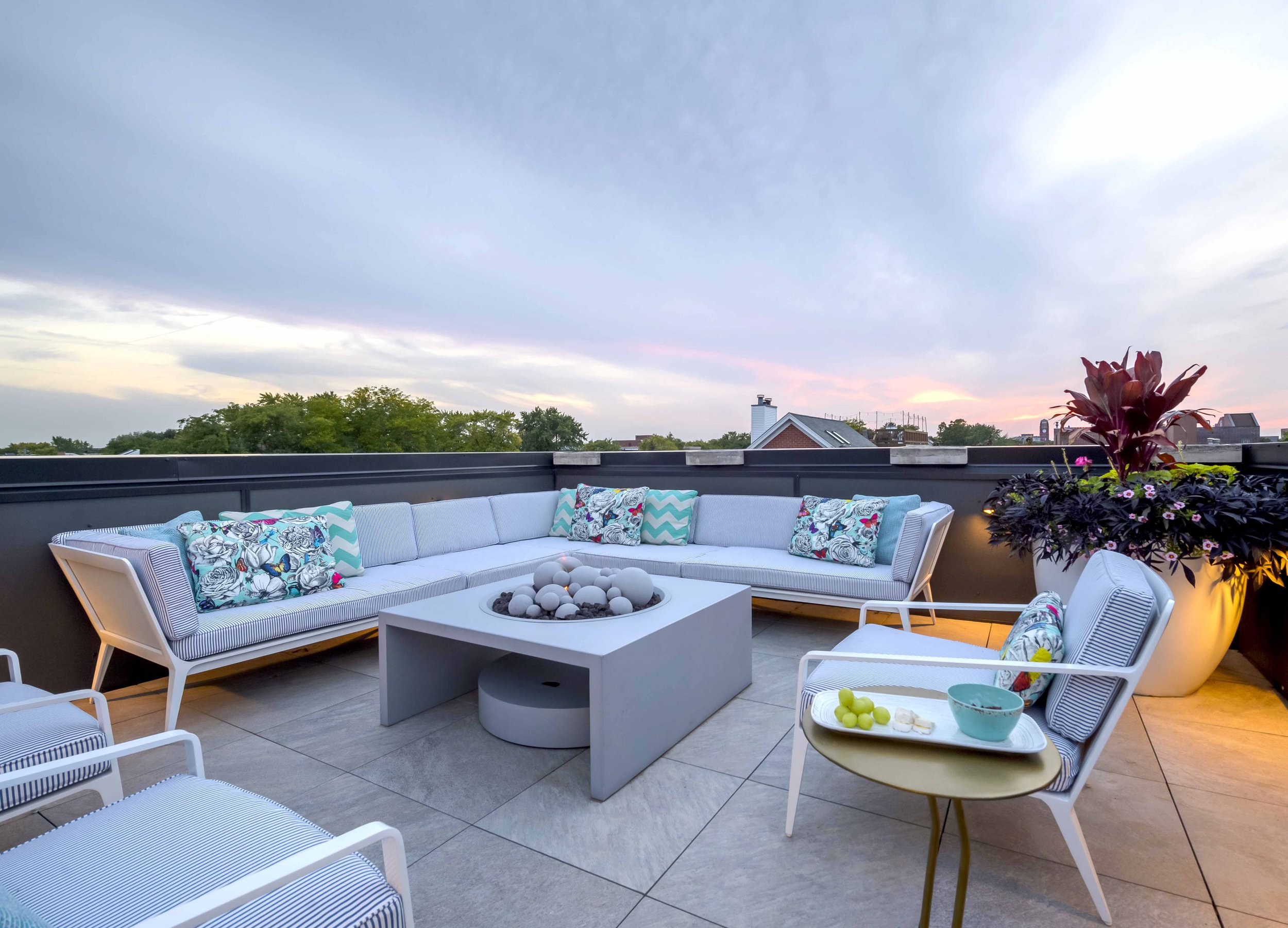 Rooftopia-chicago-lakeview-rooftop-deck-outdoorfurniture-brownjordan-garden.jpg