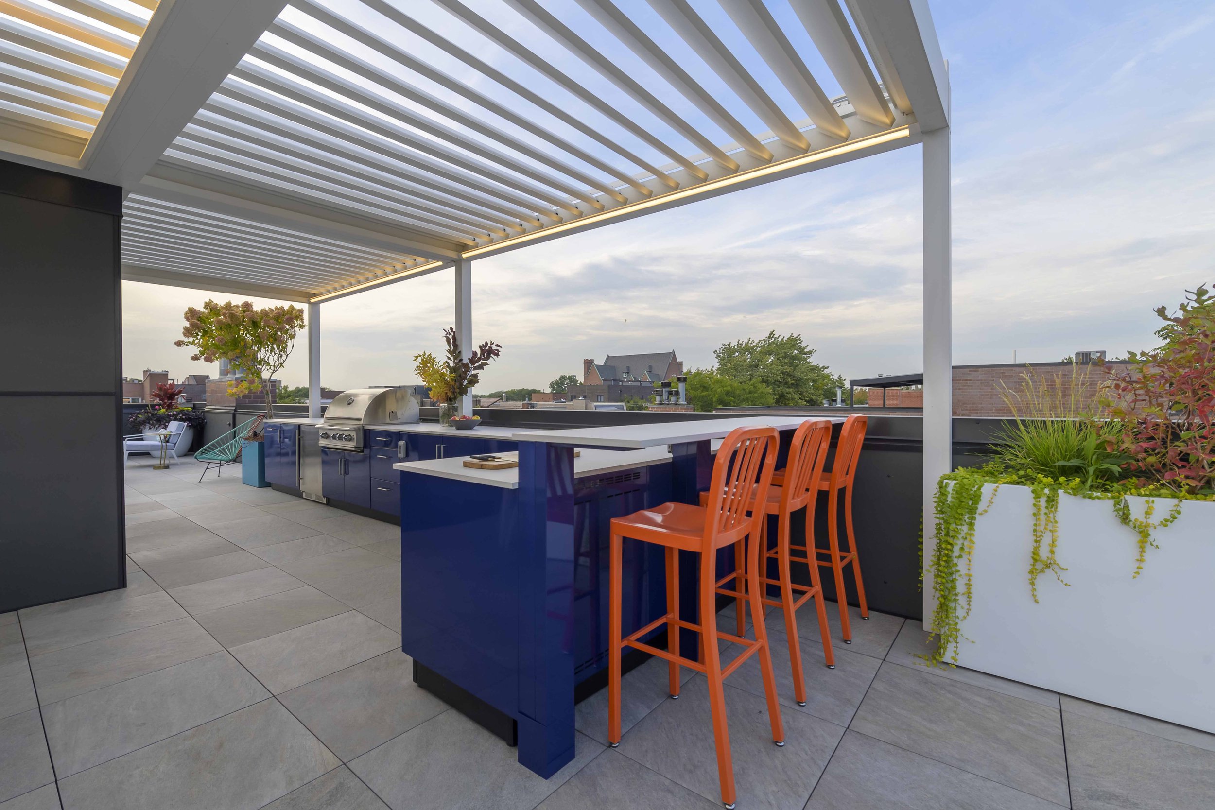 Rooftopia-lakeview-chicago-rooftop-deck-outdoor-kitchen-renson-pergola.jpg