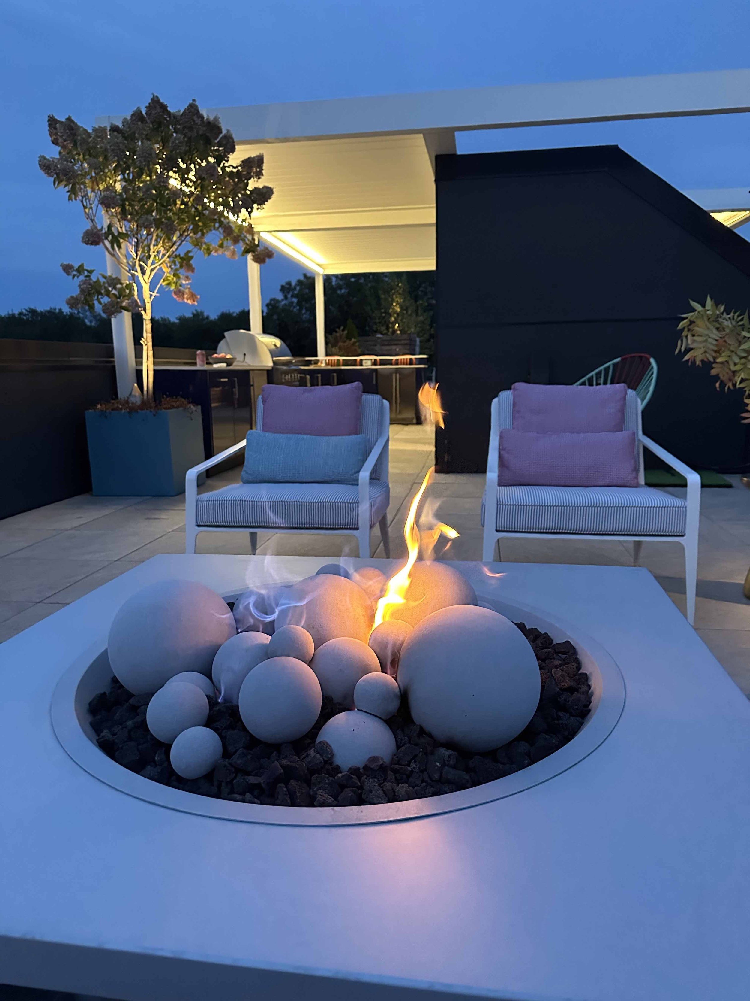 Rooftopia-outdoorliving-deck-lakeview-chicago-firetable-furniture.jpg