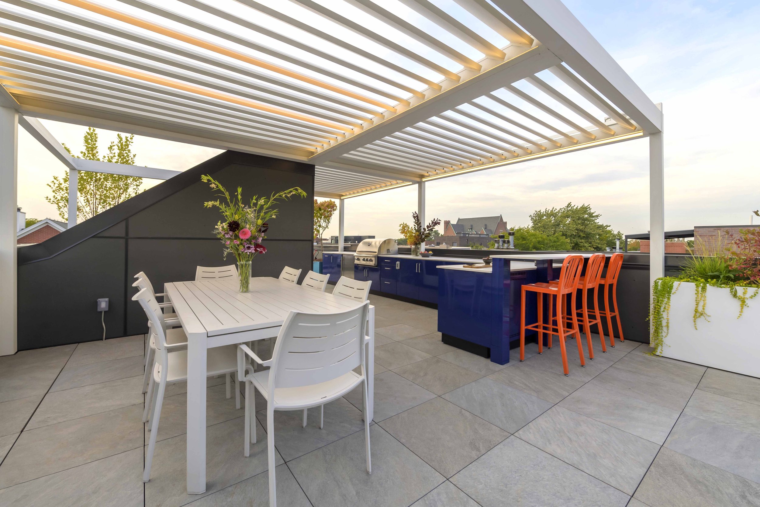 Rooftopia-rooftop-deck-lakeview-chicago-kitchen-dining-renson-pergola.jpg