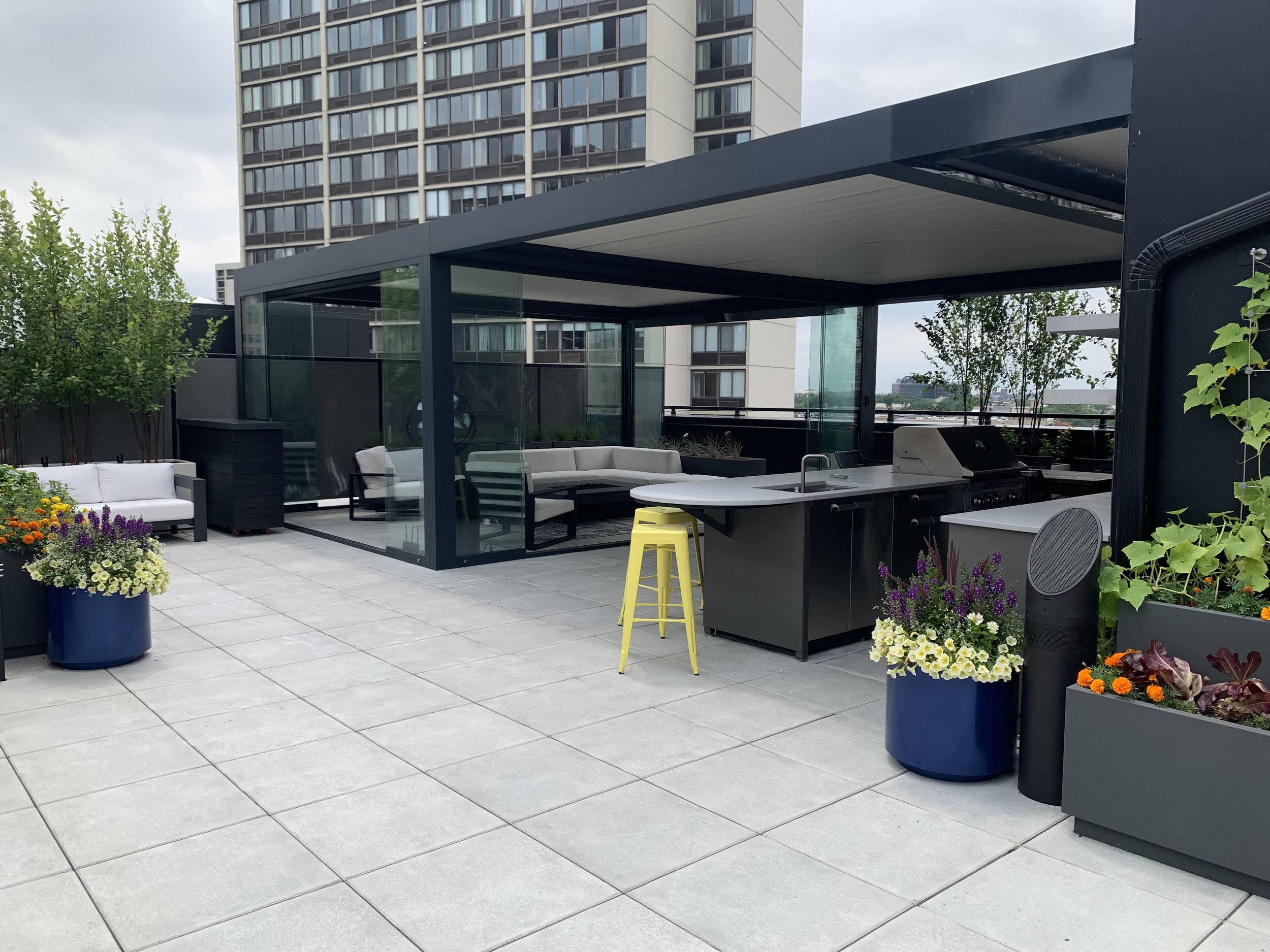 Chicago Roofdeck Renson Pergola, outdoor kitchen, outdoor seating