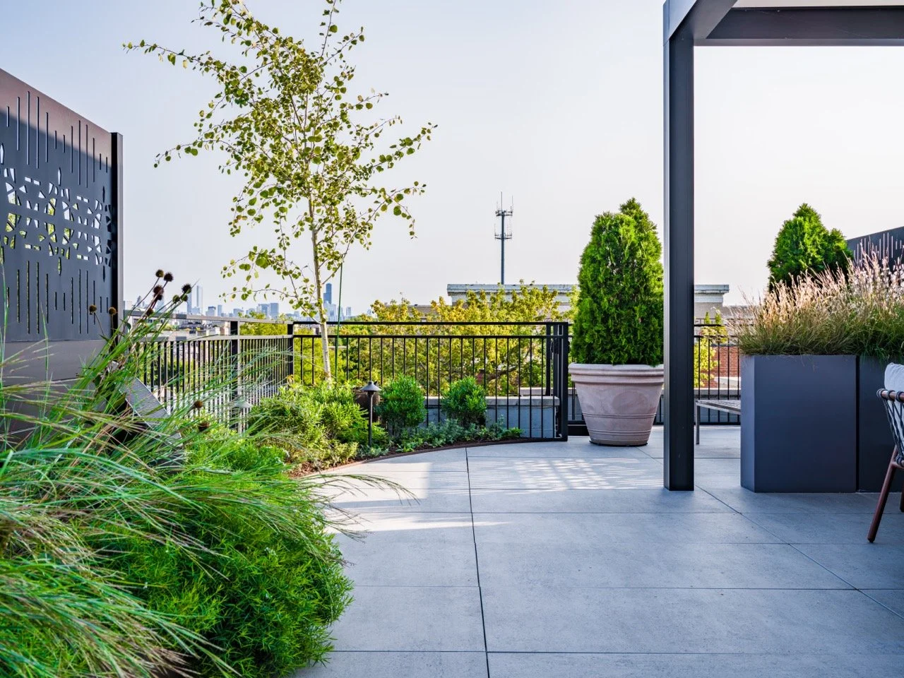 Rooftopia-wrigleyville-outdoor-rooftop-deck-planters-nativegarden-plants-screens.jpeg