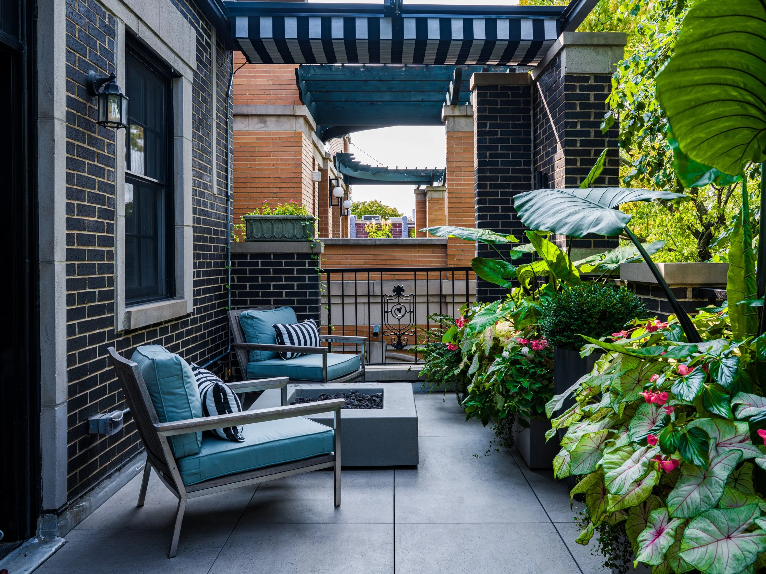 Rooftopia-wrigleyville-outdoor-rooftop-balcony-seating-plants-planters.jpeg