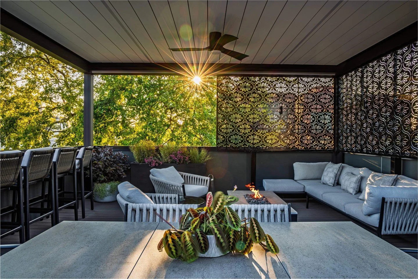 Looking into the weekend with fall weather and relaxation on our minds! No better place to enjoy these evenings than on a Chicago rooftop deck! We particularly like this lounge area covered by a Renson pergola with custom Rooftopia privacy screens wi