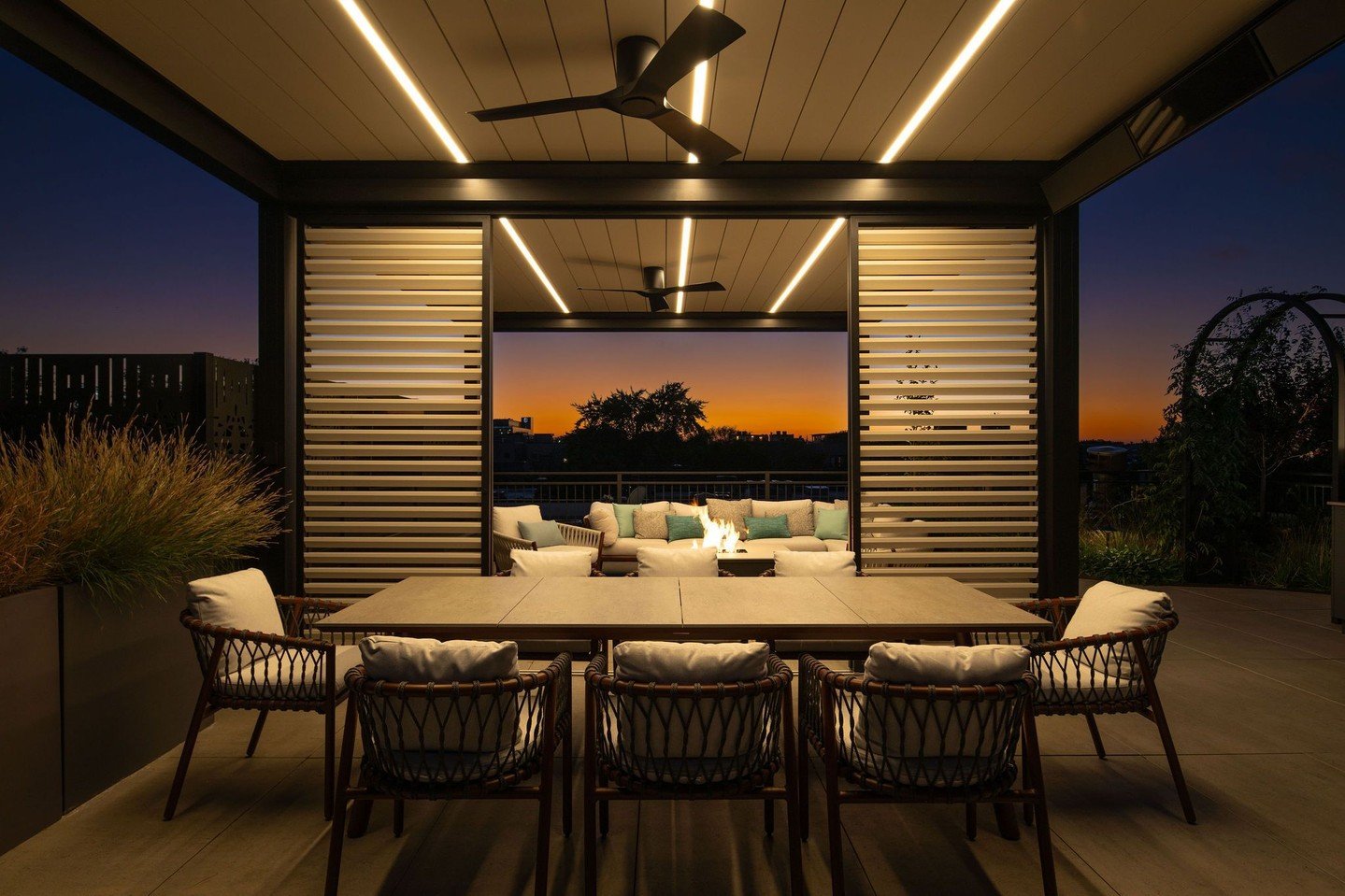 Thinking about those summer evenings over looking the city! Winter might be here, but we are gonna put this right here so you can look forward to those warmer nights! 

#winterdaydream #summerinthecity #rooftopdreams