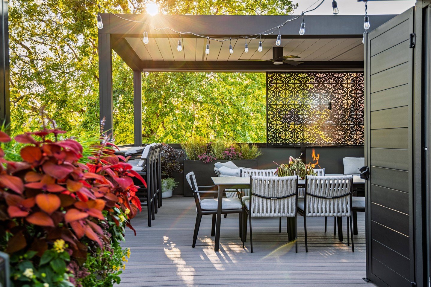 Tucked under a canopy of trees, this Chicago rooftop deck is fit for hiding away and enjoying a cozy evening outdoors.

Find out more about this project through the link in our bio!