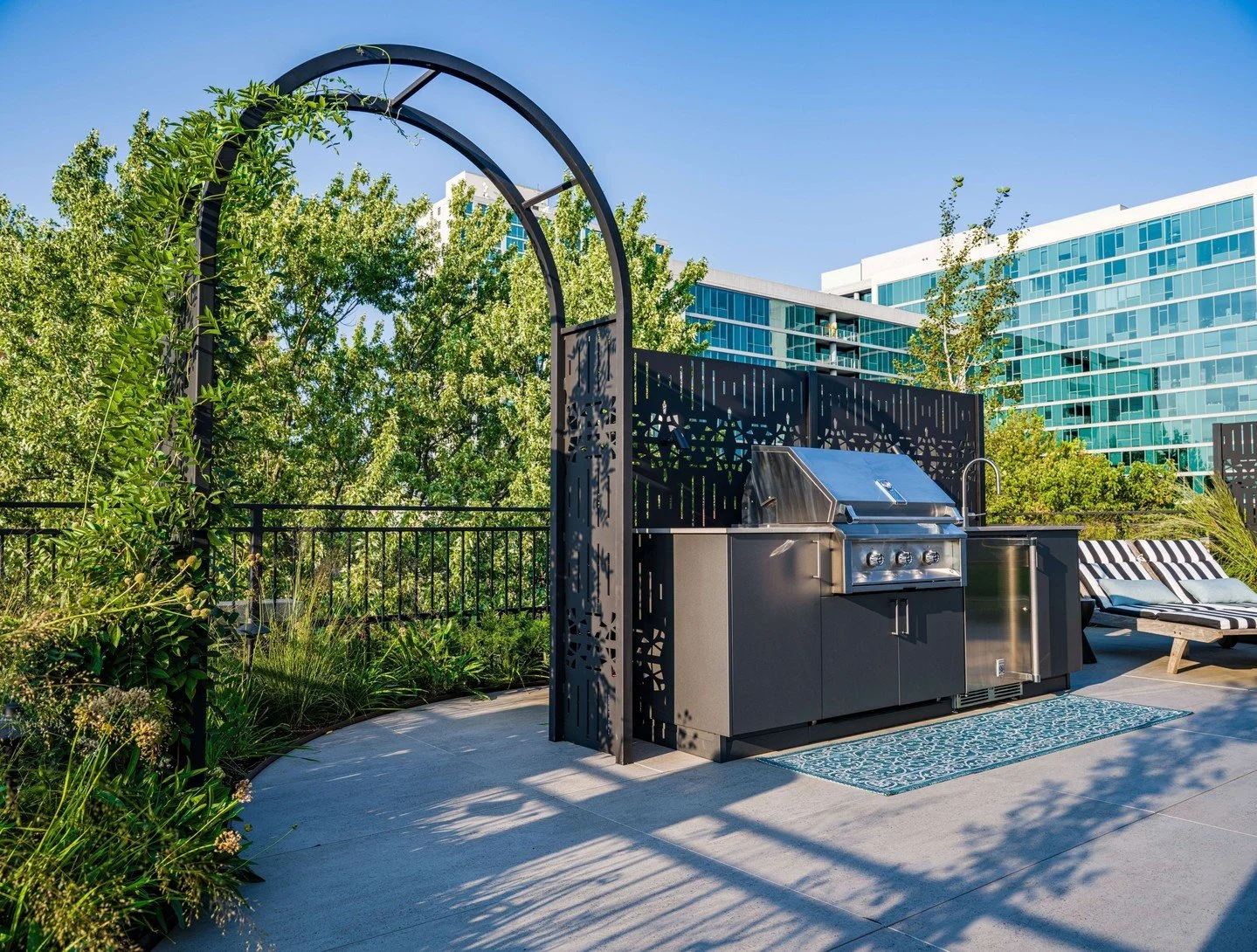 One of our goals with our projects is to create native gardens when and where we can. With this project we created a custom planter box system with our friends at @ore_designs that included strategically design curves to allow for larger and smaller 