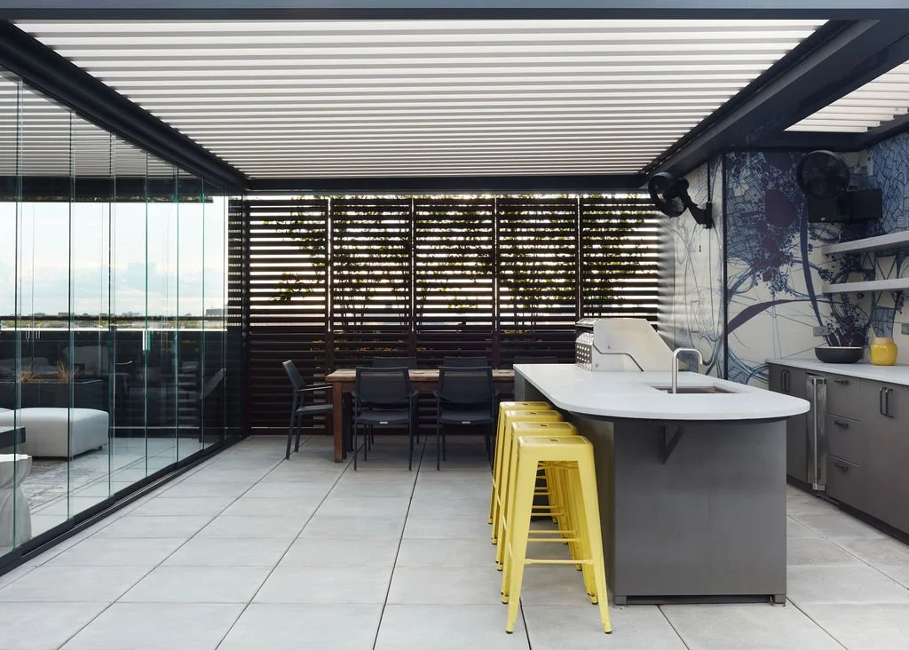 Rooftopia-chicago-rooftopdeck-outdoor-dining-kitchen-renson-pergola.jpg