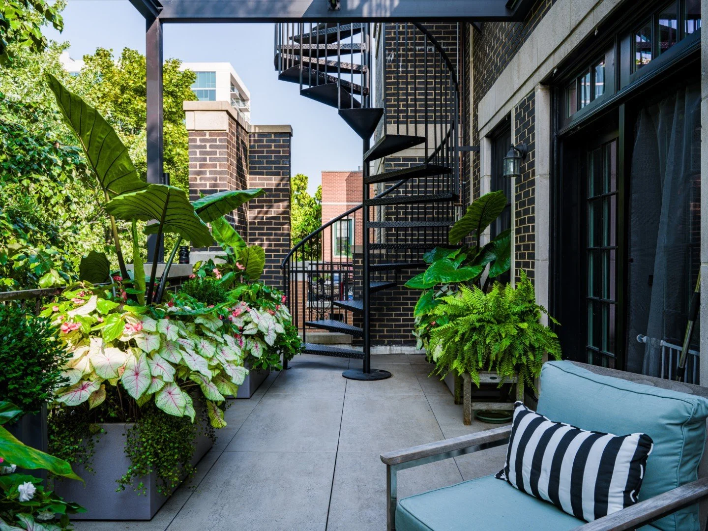 rooftopia-carousel1-wrigleyville-balcony-garden-6a1a0ec4805b9.jpg