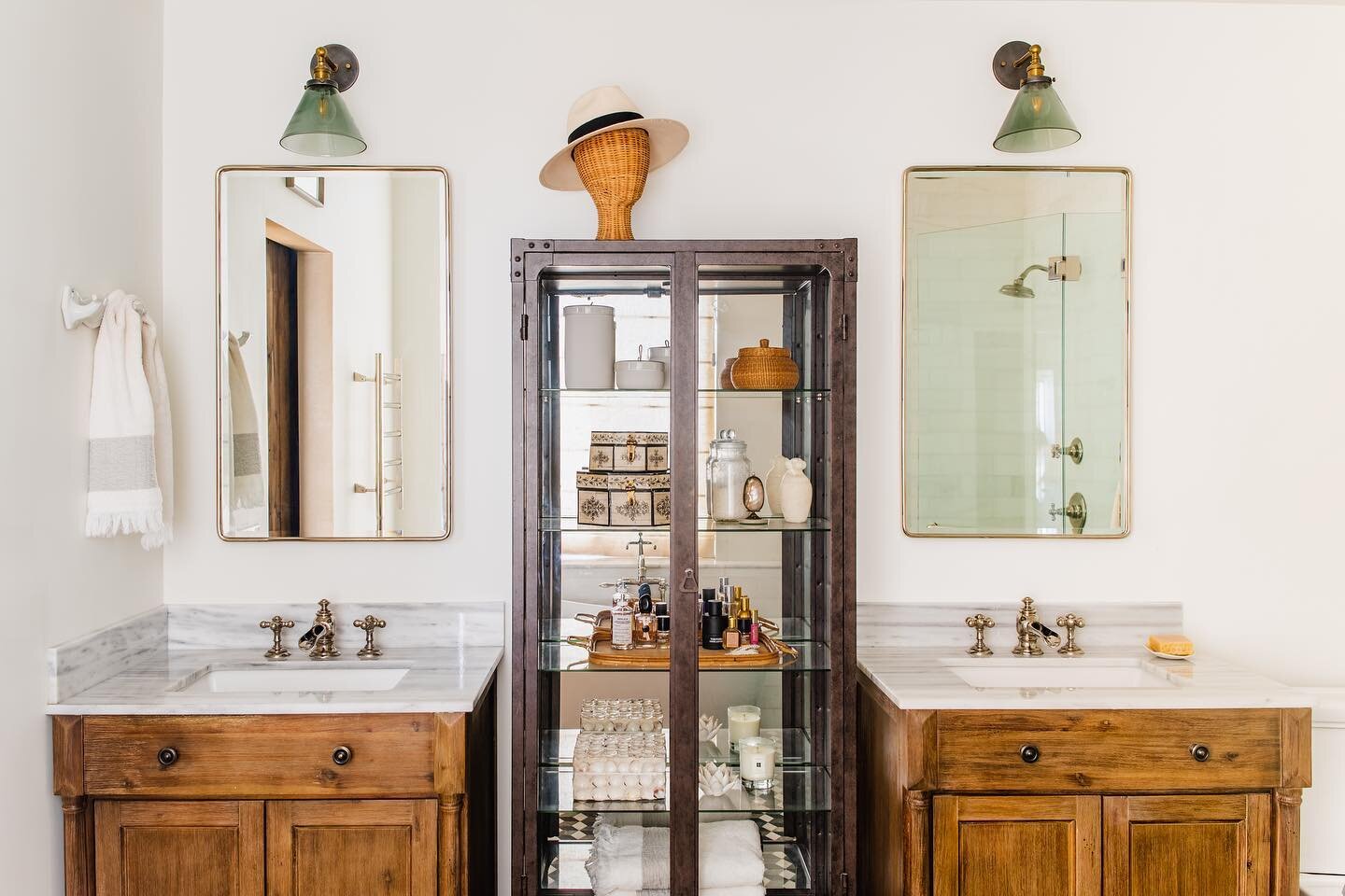 No #bathroom storage? No proble.... ha! Gotcha! BIG PROBLEM. What is a bathroom w/out storage?! Q-tips, retainers and fungus cream... oh my! 😅 Especially if you&rsquo;re a high maintenance gal like we happen to be. It doesn&rsquo;t have to be basic,