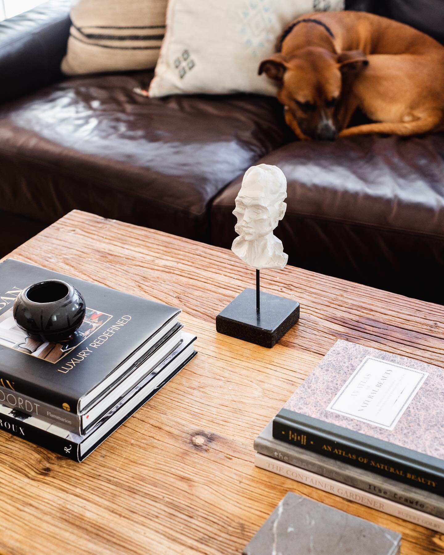 Our go-to coffee table decor? #Books! Sophisticated, versatile, and a good means of entertaining guests... sometimes you&rsquo;ve just gotta &ldquo;keep it simple stupid&rdquo; and not over complicate things. We like to bring home a book whenever we 