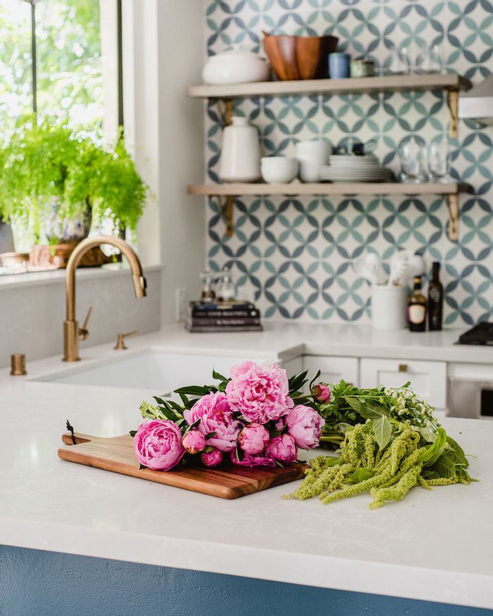arndt-design-studio-montana-makeover-kitchen-flowers.jpg