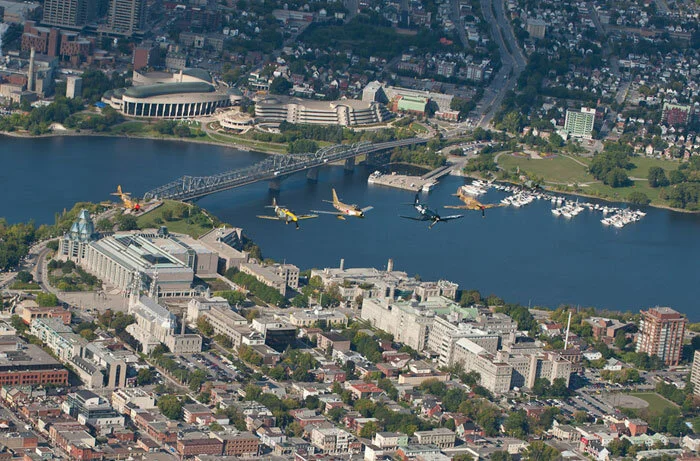 Sweeping in from Gatineau, Paul Kissmann leads the others over the National Gallery of Canada and the Byward Market. Photo: Peter Handley