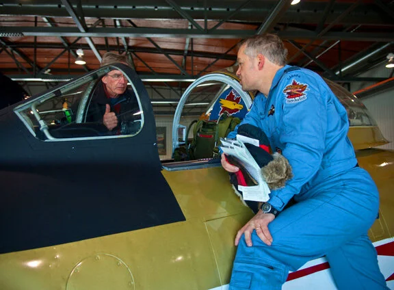 Kissmann and Potter talk shop on the wings of the newly arrived Hawk.  Photo Peter Handley
