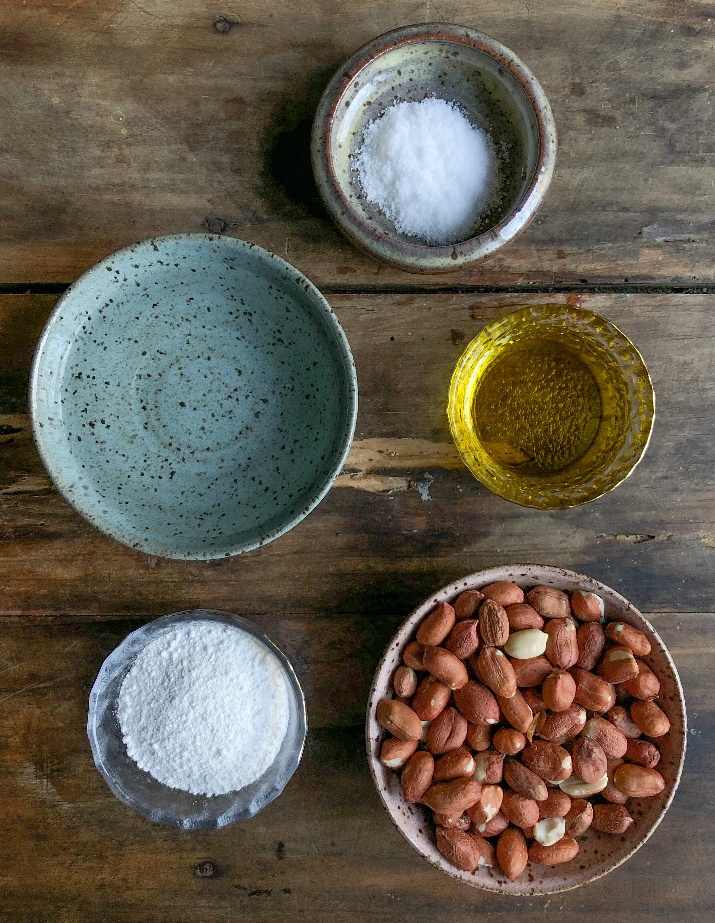 Ingredientes: amendoim cru, polvilho azedo, azeite de oliva, água, vinagre e sal.