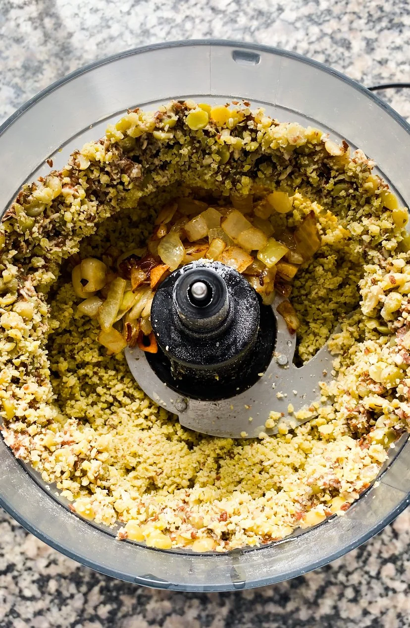 Acrescentando cebola e alho dourados